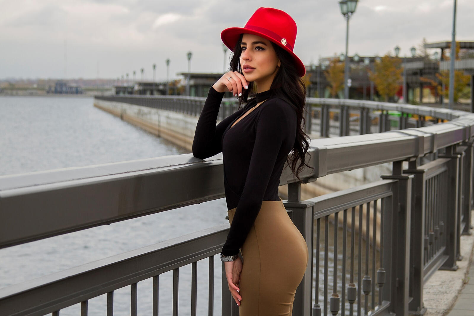 Бесплатное фото Девушка в красной шляпе стоит у реки