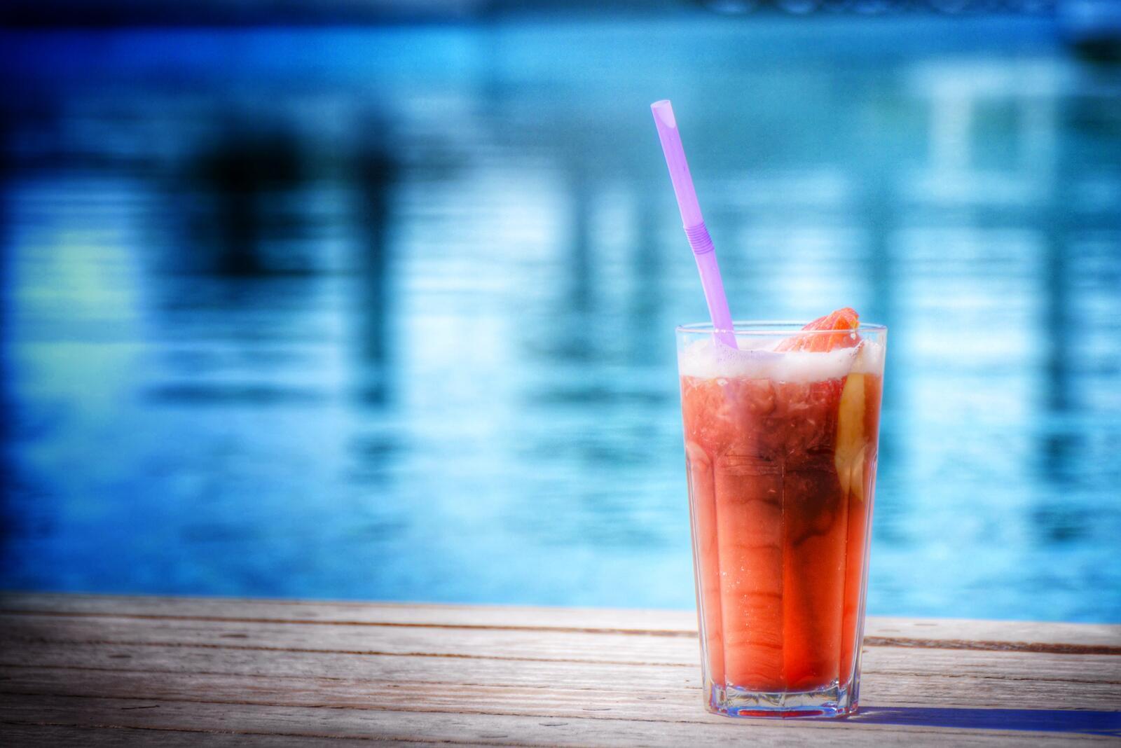 Free photo Wallpaper with an alcoholic cocktail by the pool