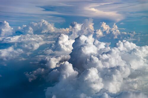 Полёт на самолёте над густыми облаками