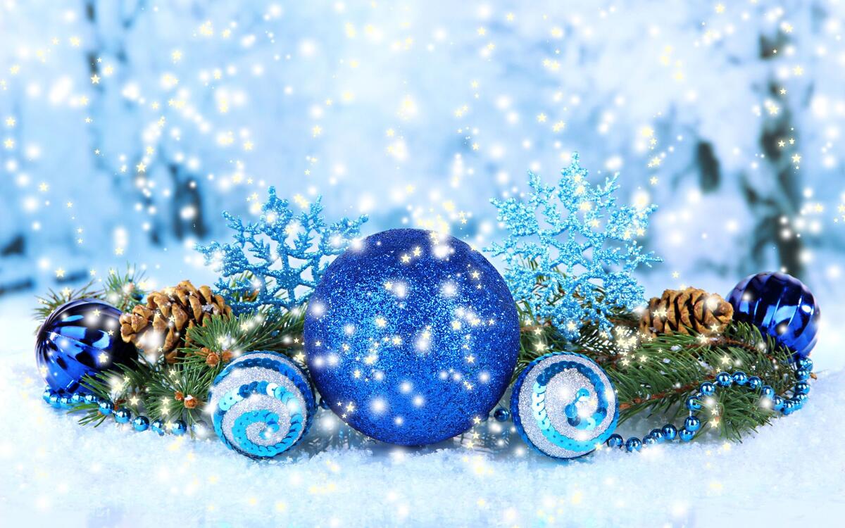 Новогодние шарики синего цвета