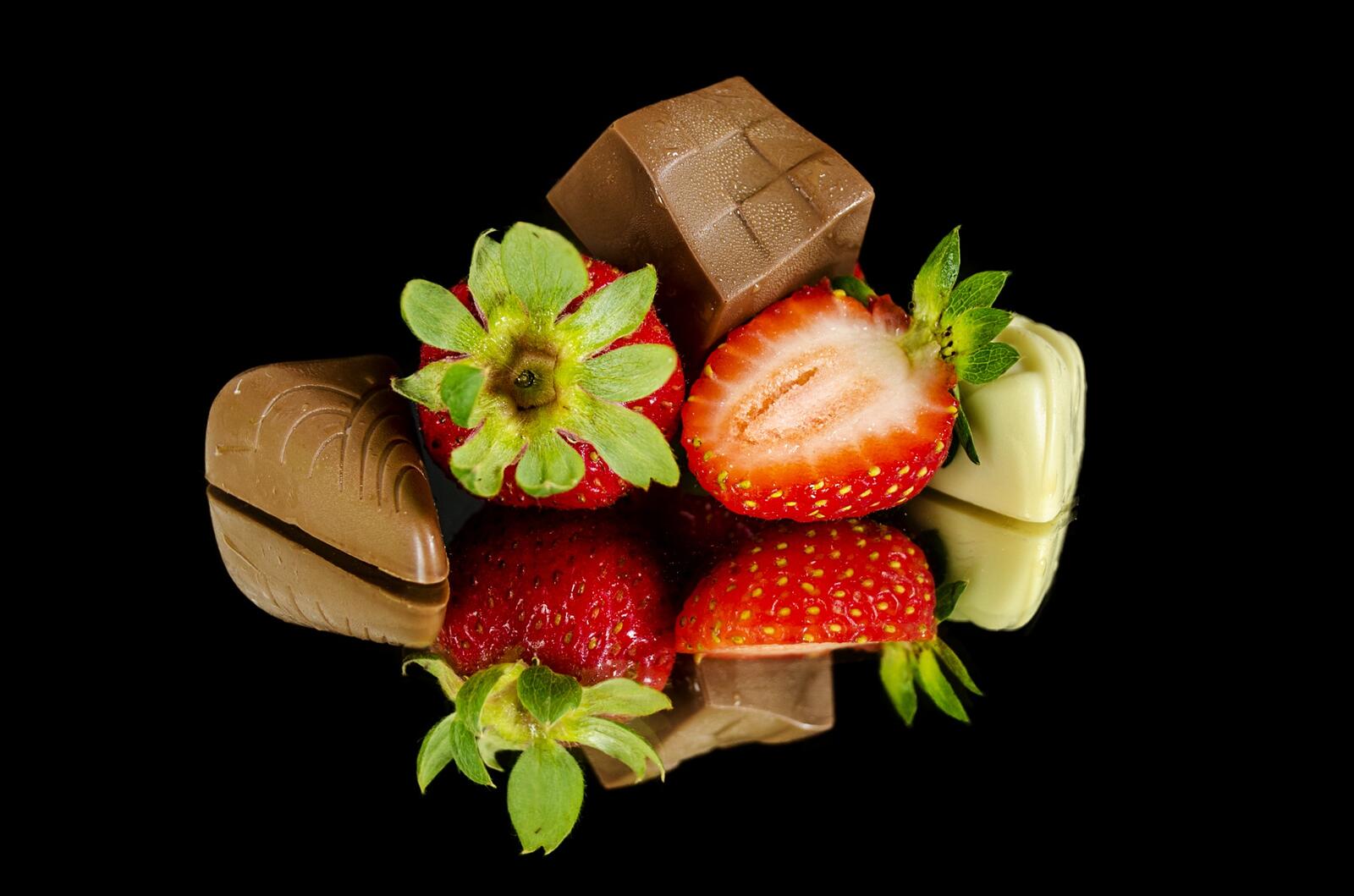 Бесплатное фото Клубничка с шоколадными конфетами