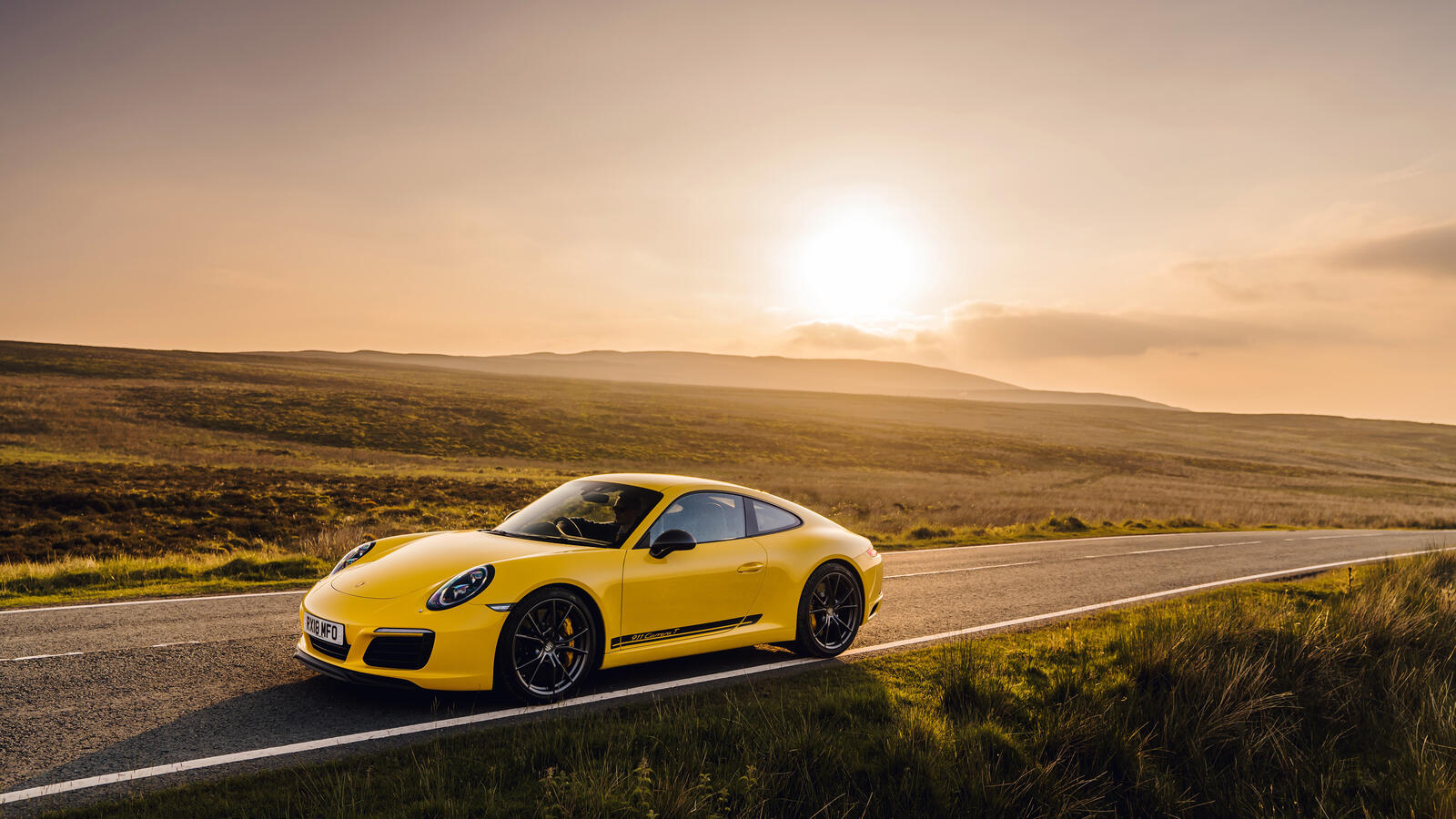 Бесплатное фото Желтый Porsche 911