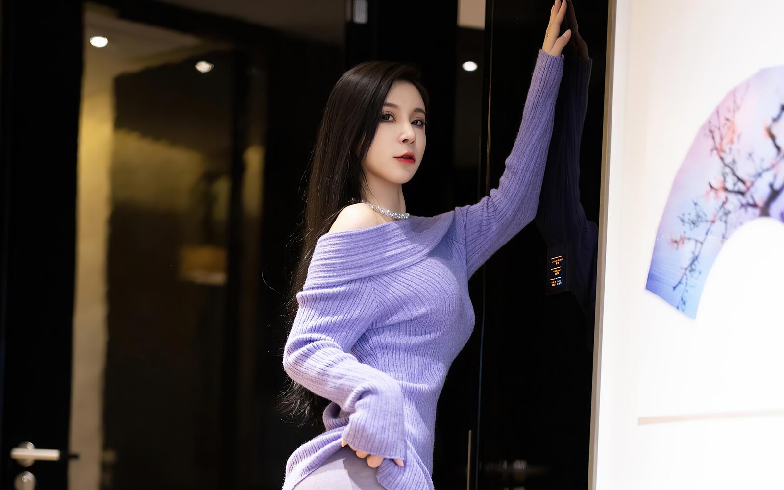 Бесплатное фото Китаянка Джомми в фиолетовом платье позирует рядом с картиной