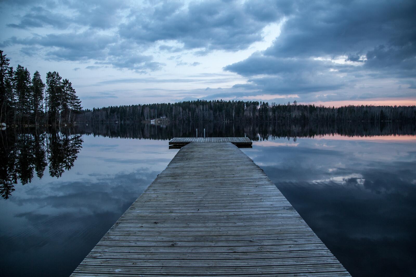 Бесплатное фото Обои с широким деревянным мостом на воде