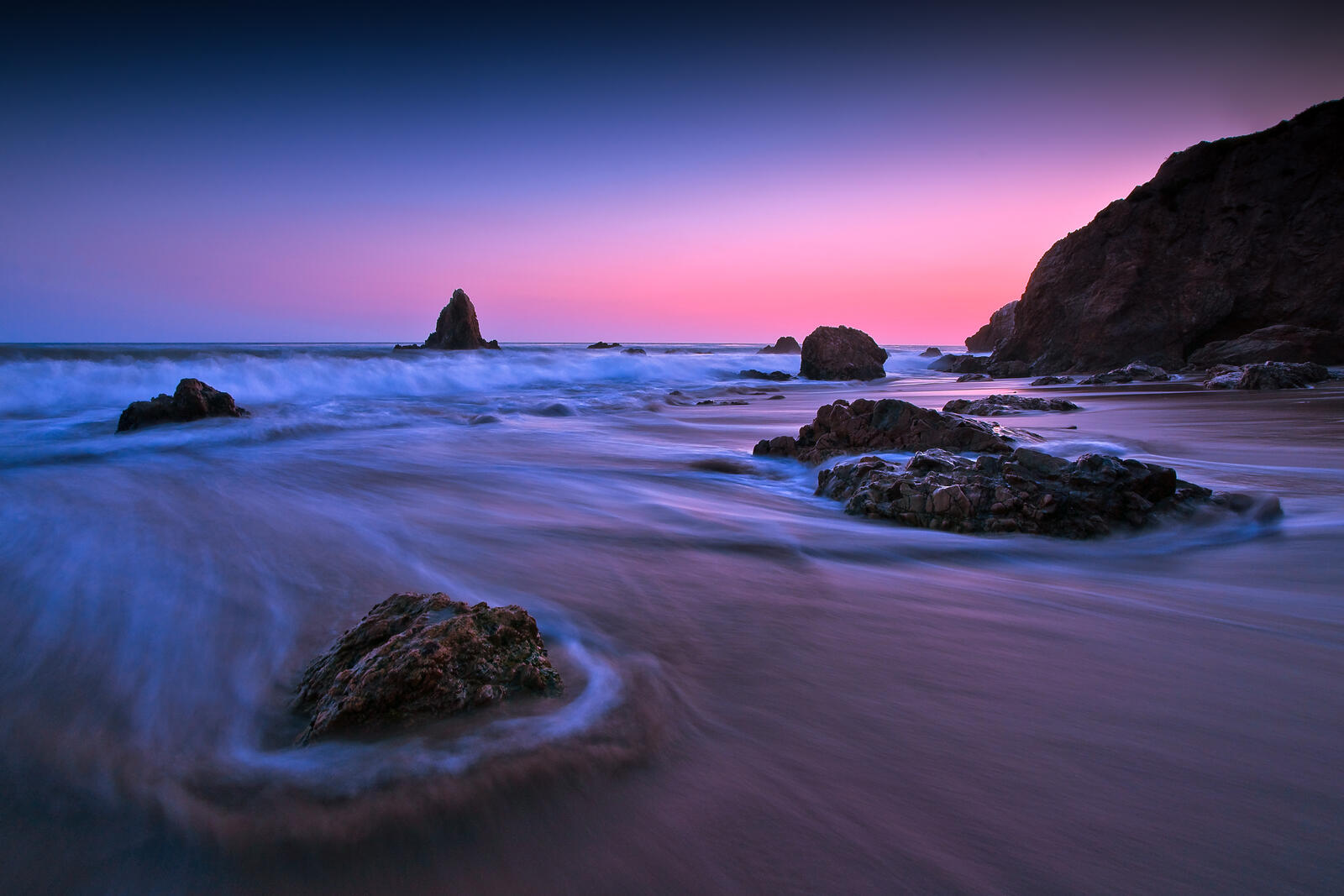 Бесплатное фото Красивый нежно-фиолетовый пейзаж на закате