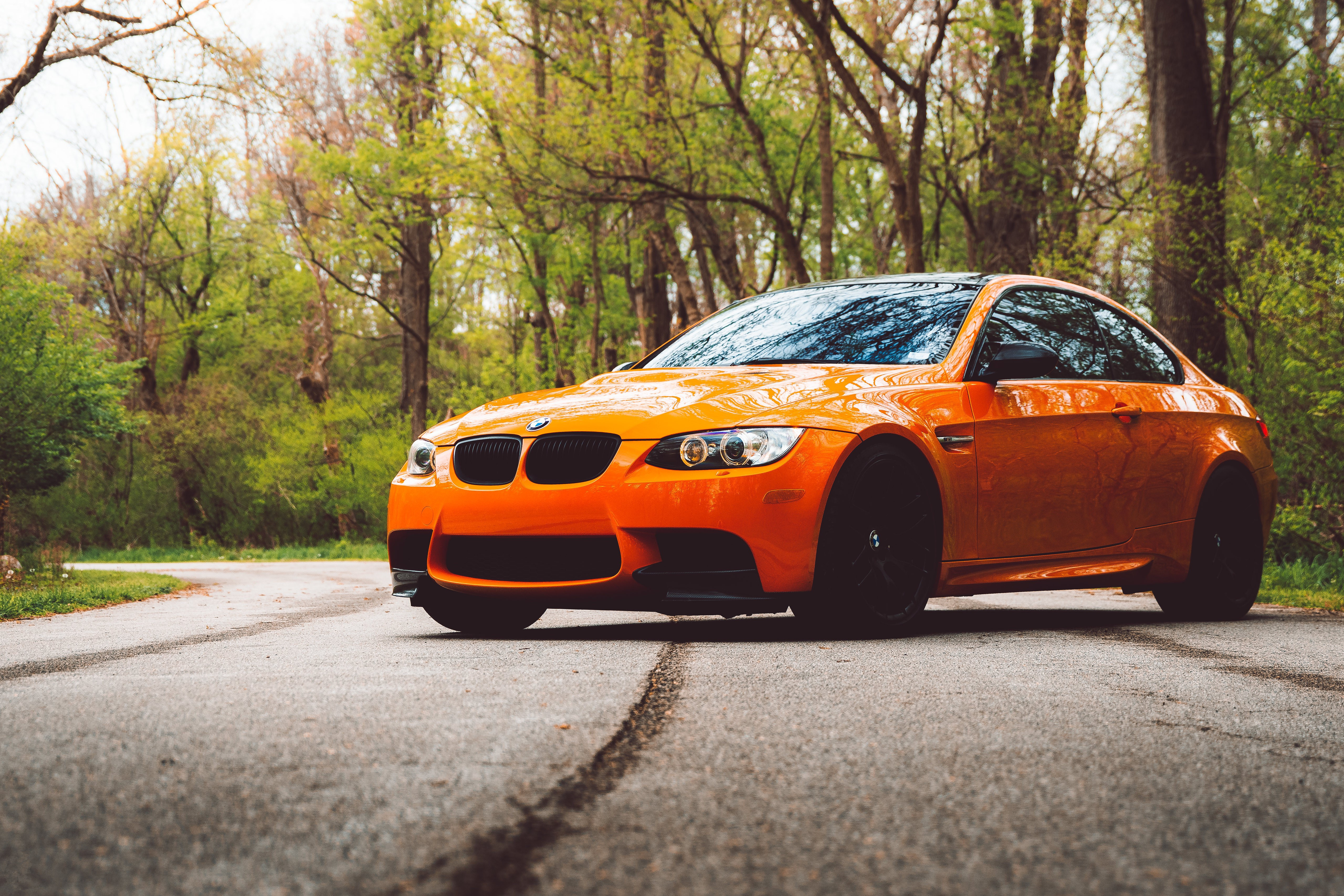 橙色的BMW M3 E92站在树林中
