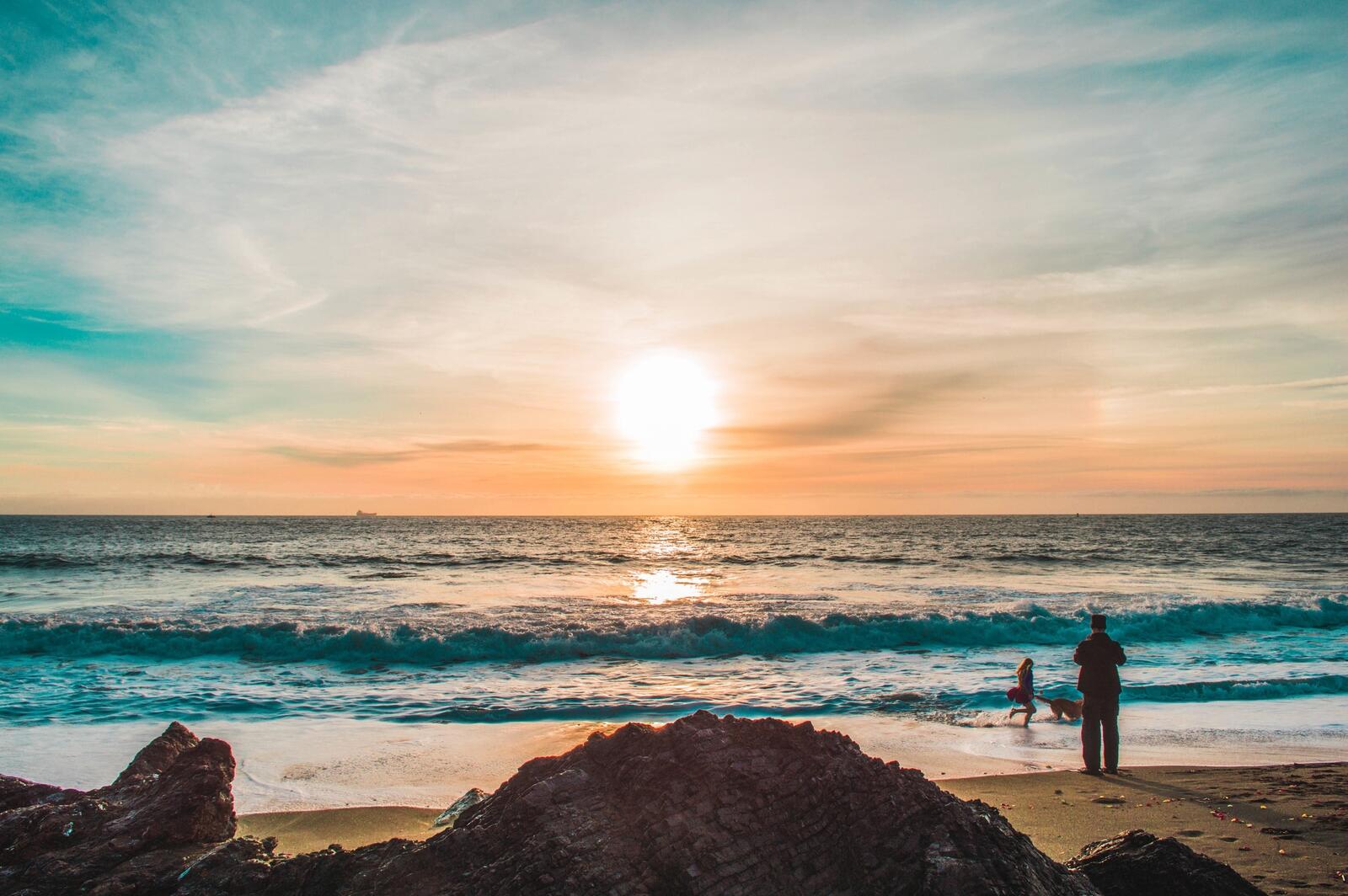 Бесплатное фото Прогулка по берегу моря на закате