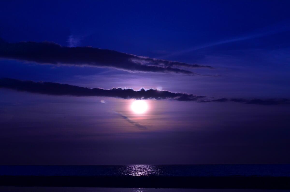 Красивая Луна в синем небе над морем