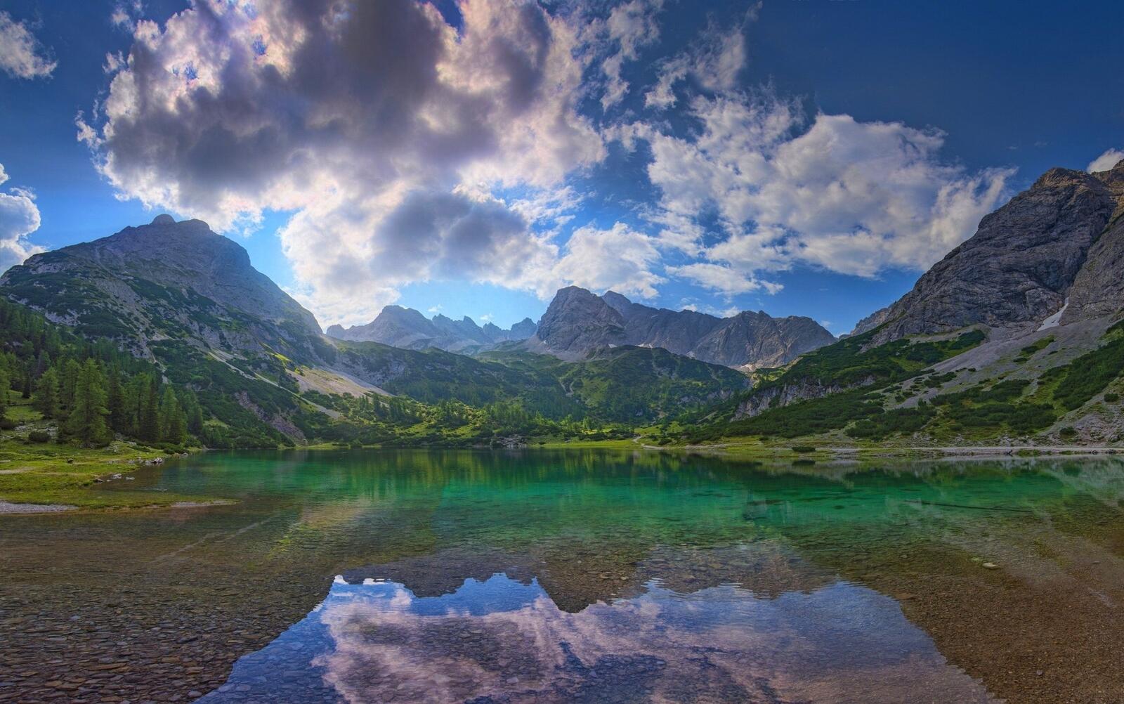 Бесплатное фото Мелководное озеро у подножья гор
