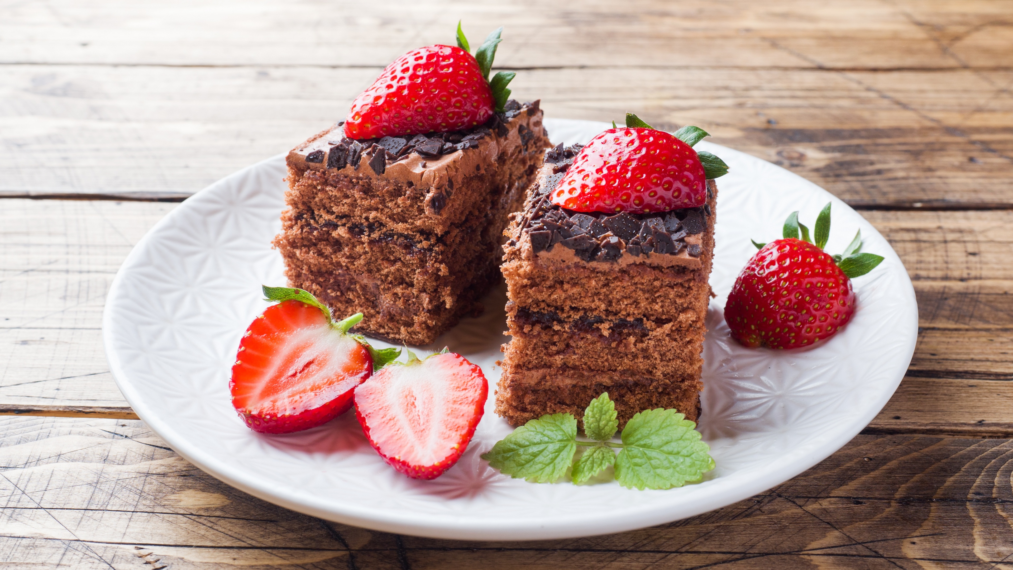 Free photo Delicious chocolate cake with strawberries