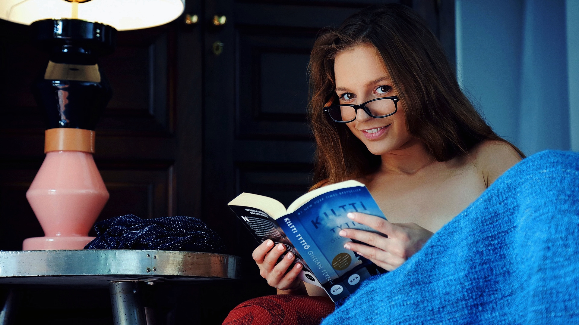 Бесплатное фото Модель Sofi Shane читает книгу на диване