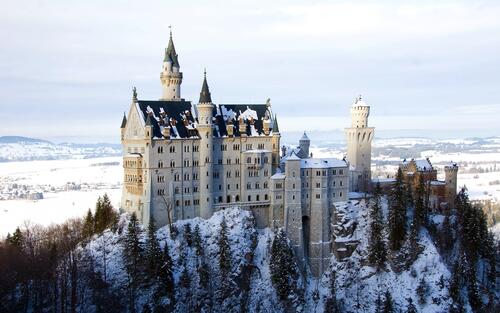 Дворец в снегу расположенный на холмы горы