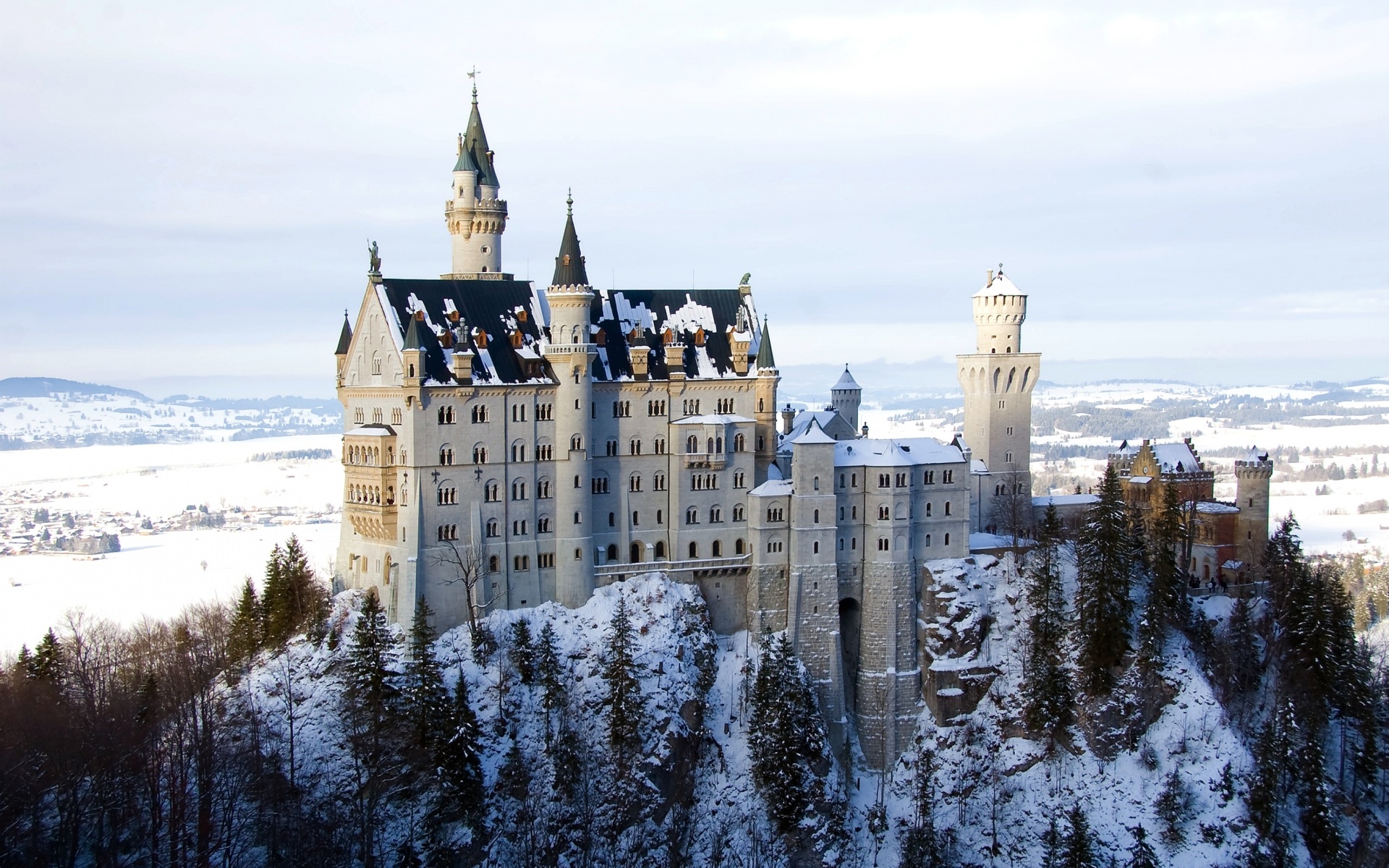 Бесплатное фото Дворец в снегу расположенный на холмы горы