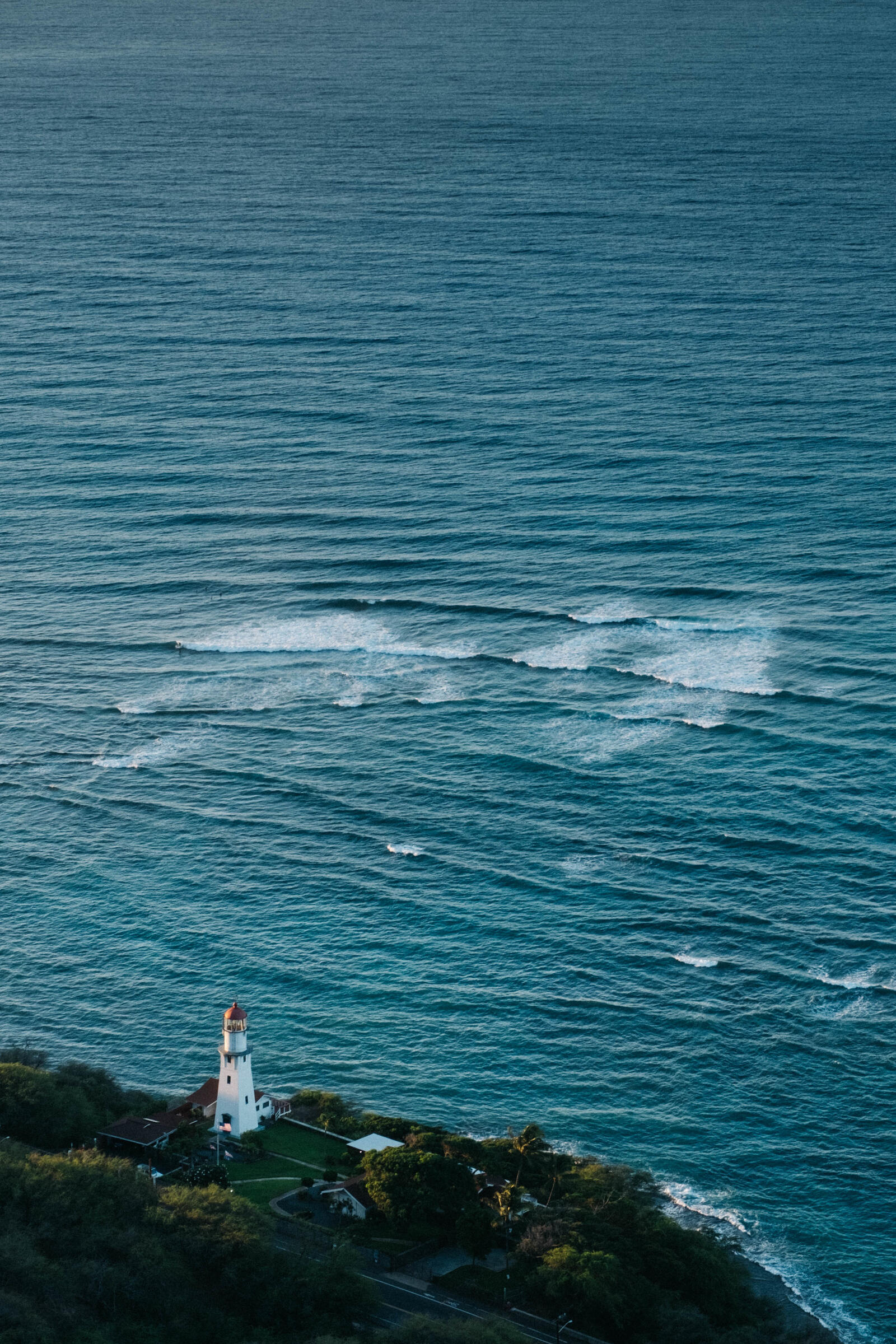 Бесплатное фото Маяк у берега моря с высоты птичьего полета