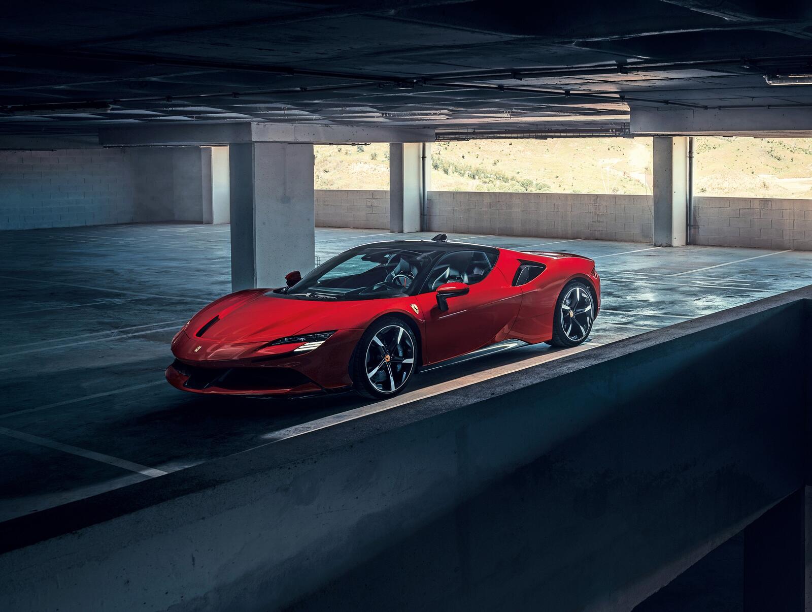 Бесплатное фото Красная Ferrari SF90 Stradale на крытой парковке