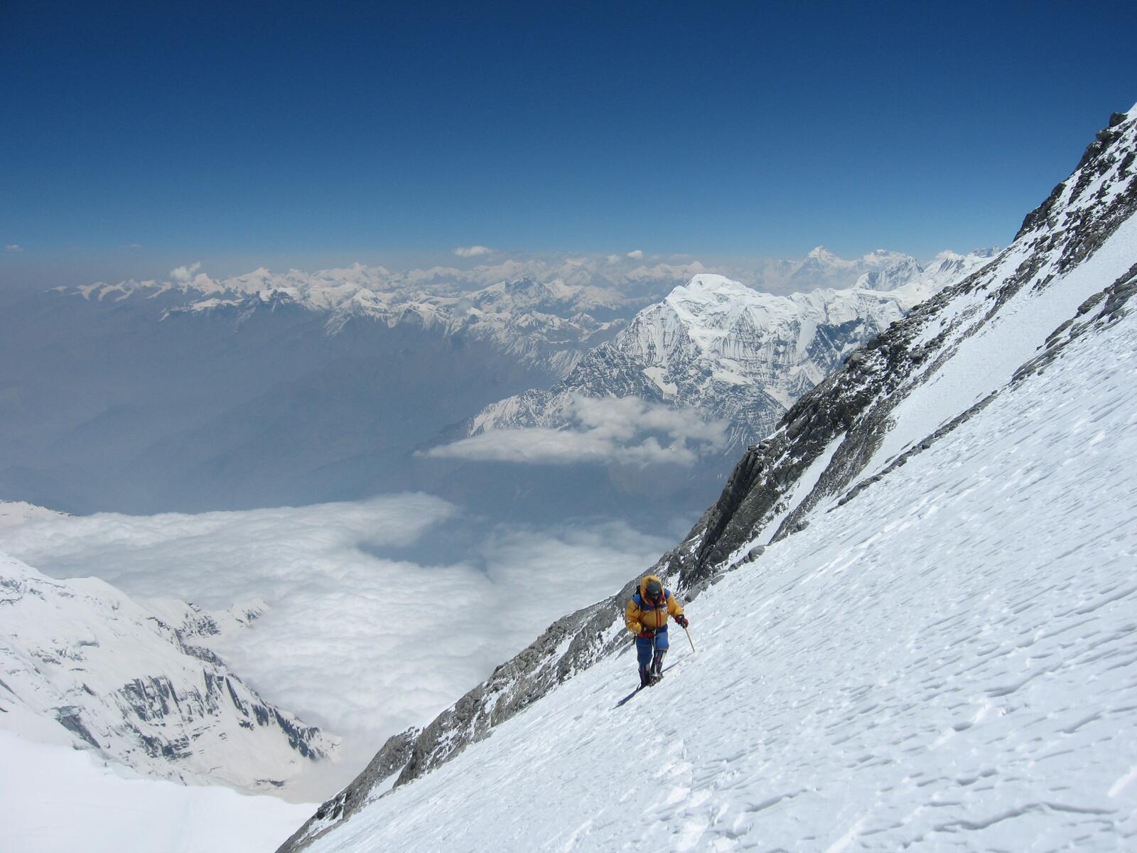 Бесплатное фото Альпинисты поднимаются на высокую гору
