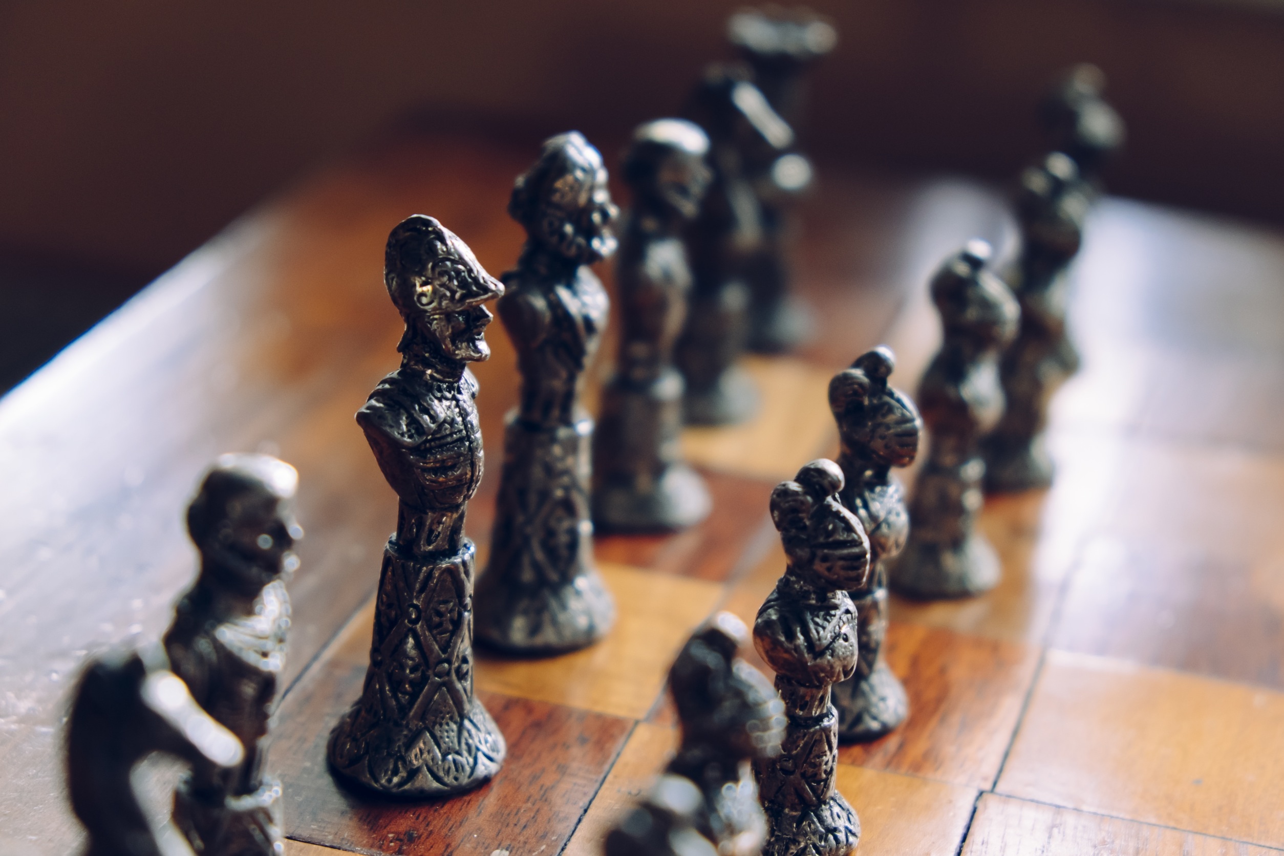 Бесплатное фото Шахматная доска с необычными шахматами
