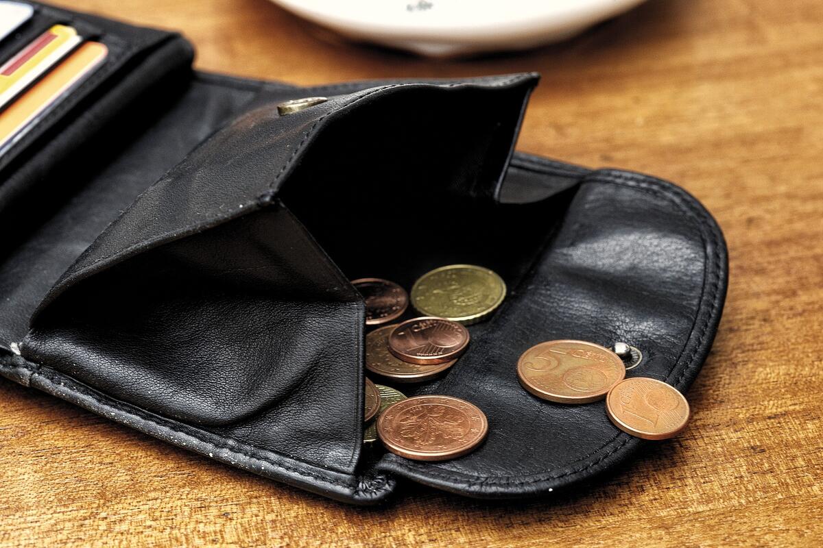 Кожаный кошелек с монетами