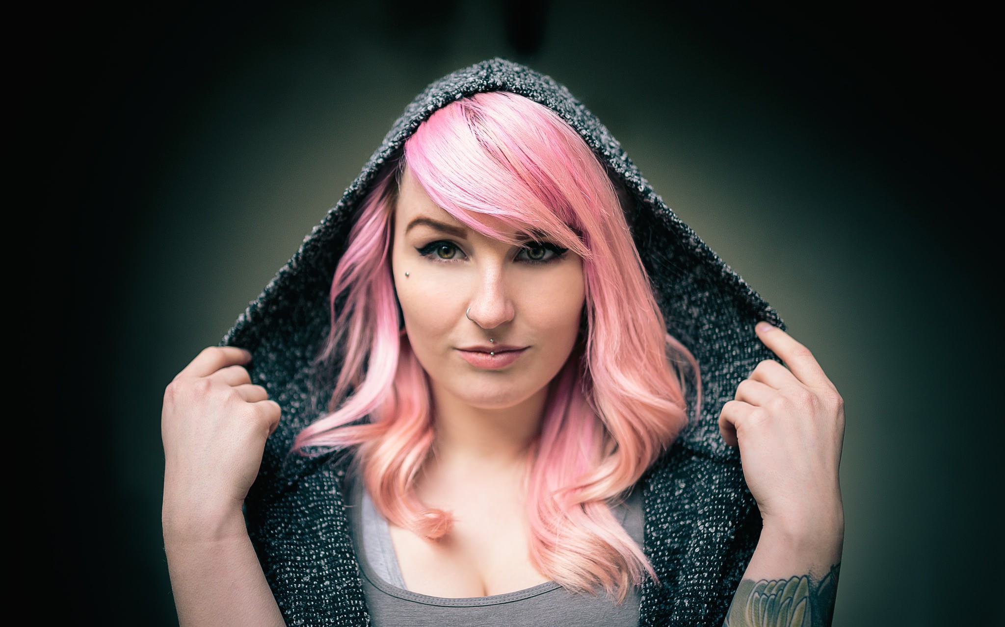 Бесплатное фото Женщина с розовыми волосами