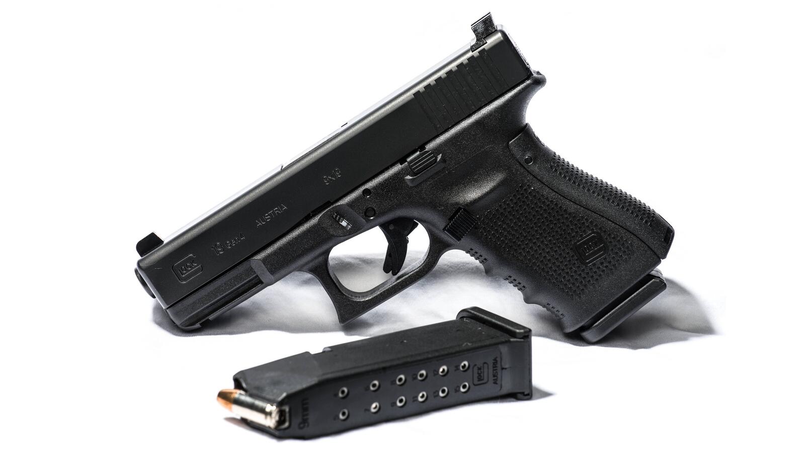Бесплатное фото Glock 19 с обоймой на белом фоне