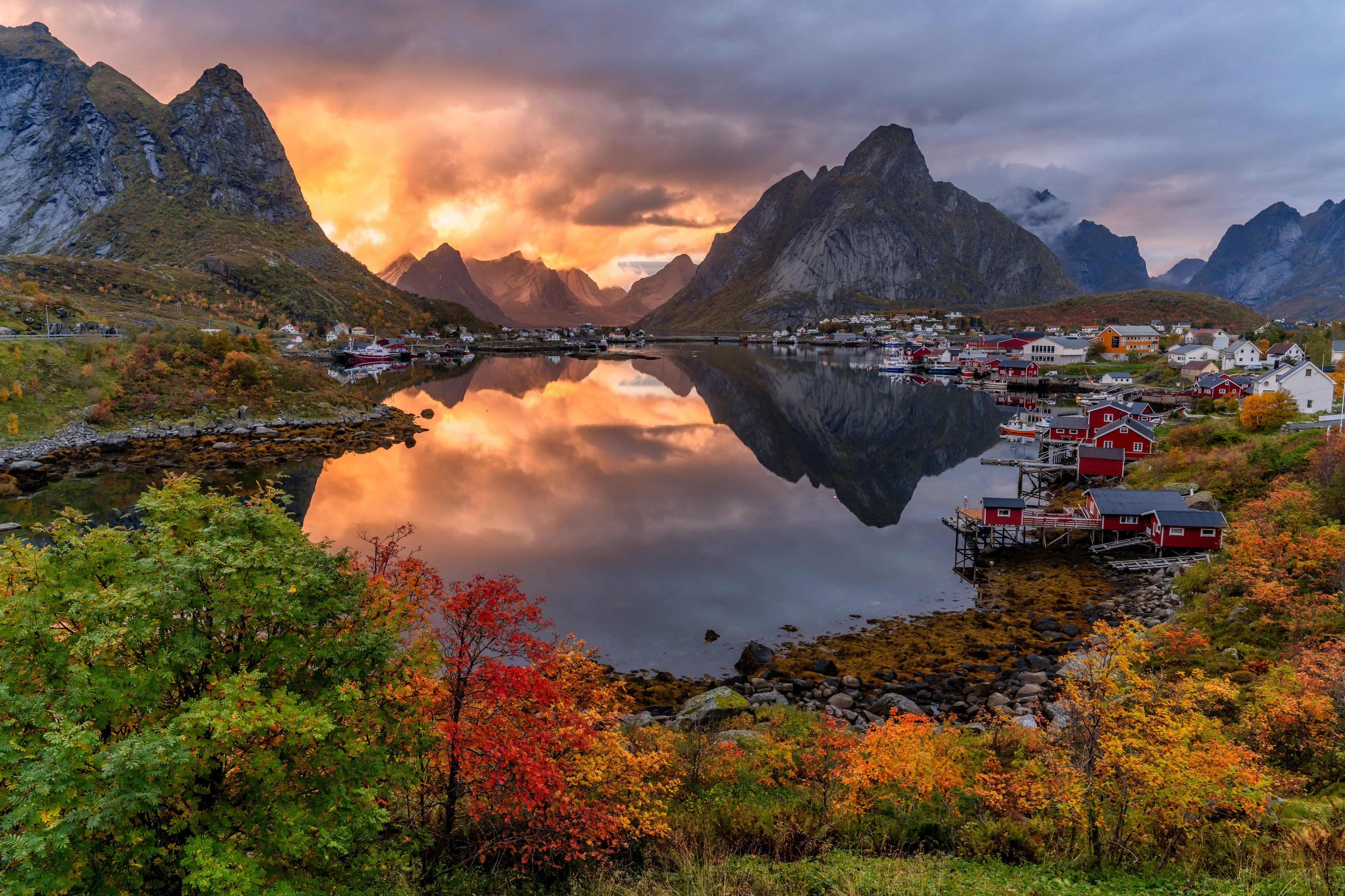 挪威海湾边的一个村庄