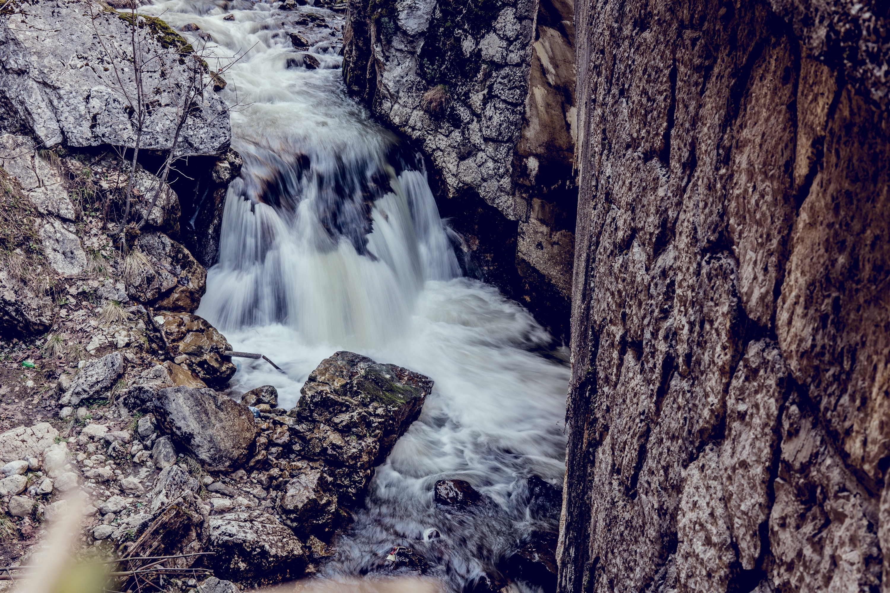 Бесплатное фото Водопад в скалах