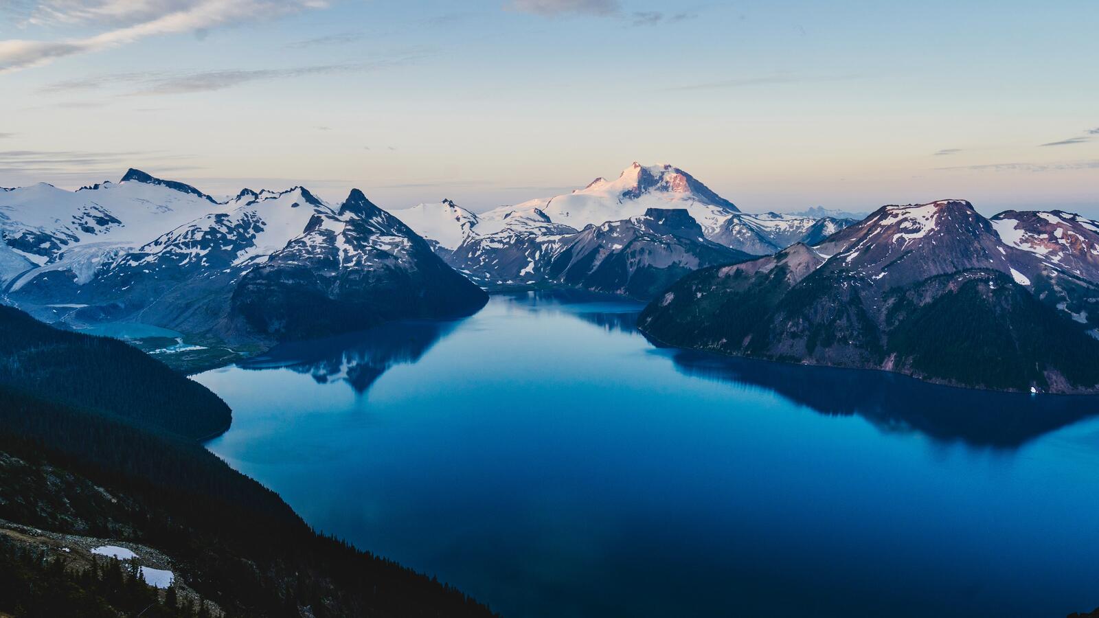 Бесплатное фото Озеро в горах со снежными вершинами