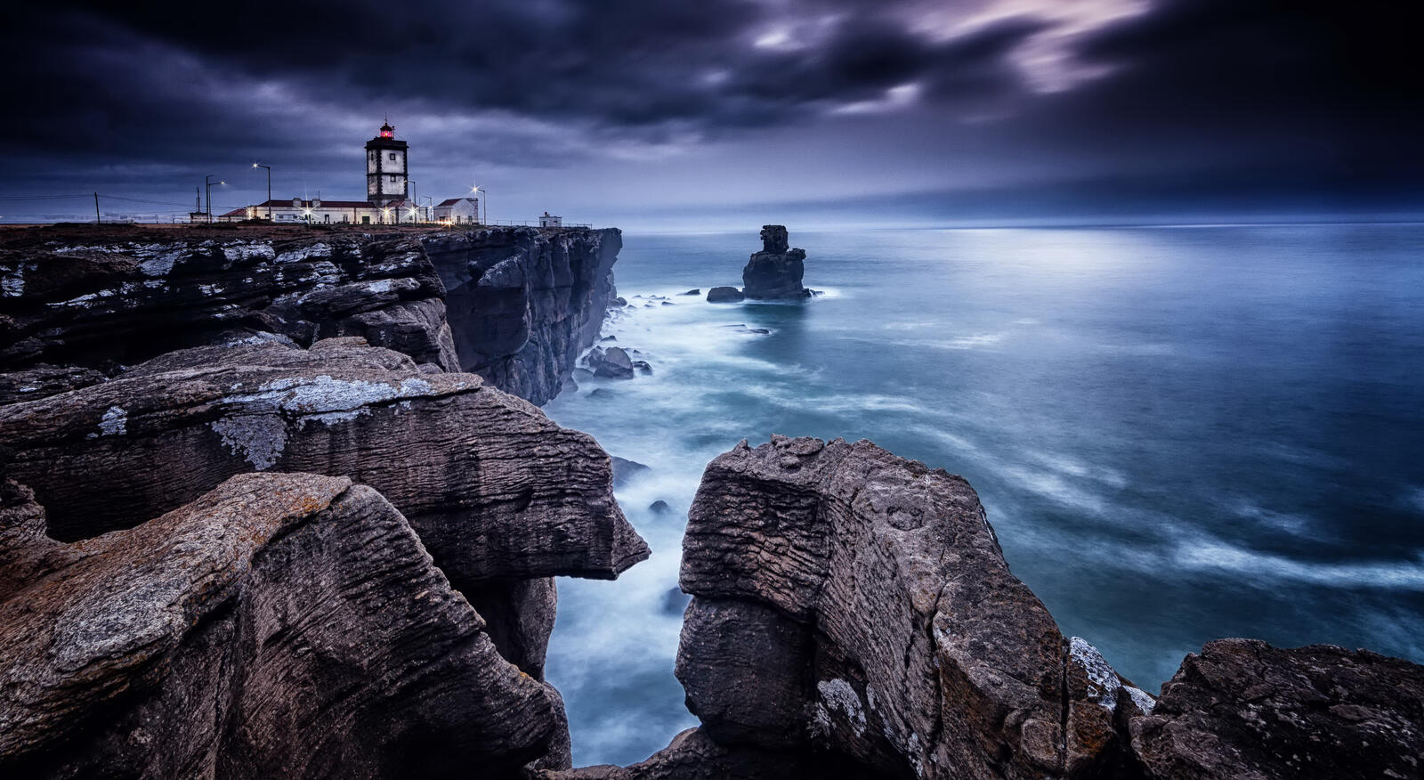 Free photo A beautiful seascape in Portugal by the sea cliff
