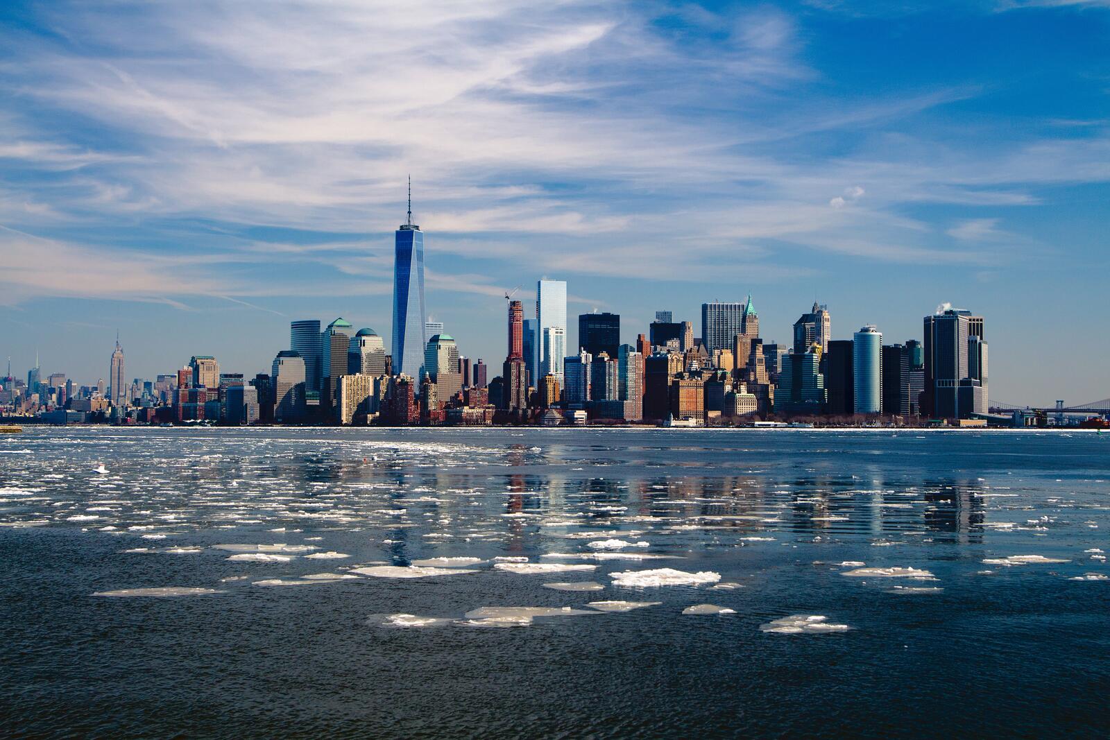 Free photo Ice floes on the water off New York City