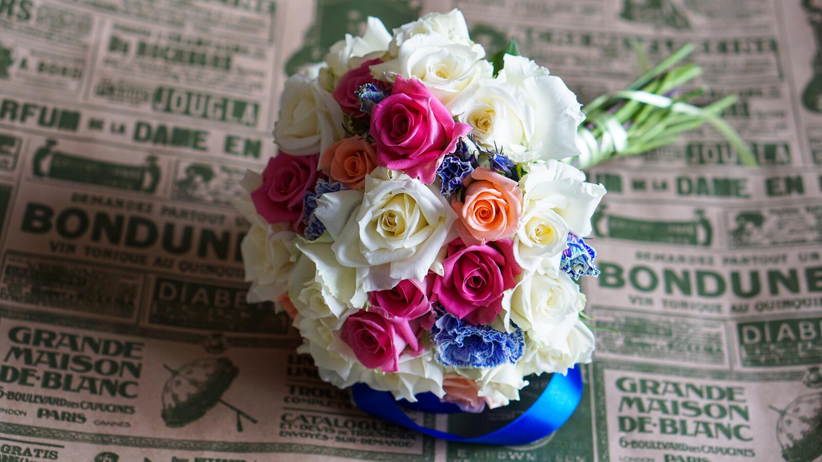 免费照片为美丽的新娘献上美丽的玫瑰花束