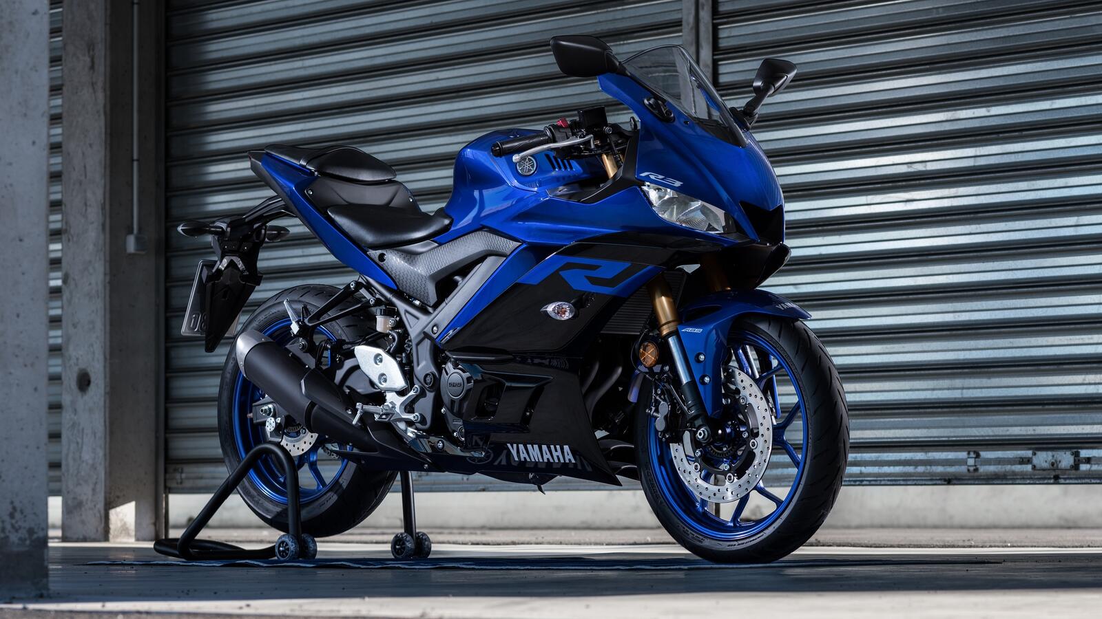 Бесплатное фото Yamaha YZF-R3 синего цвета