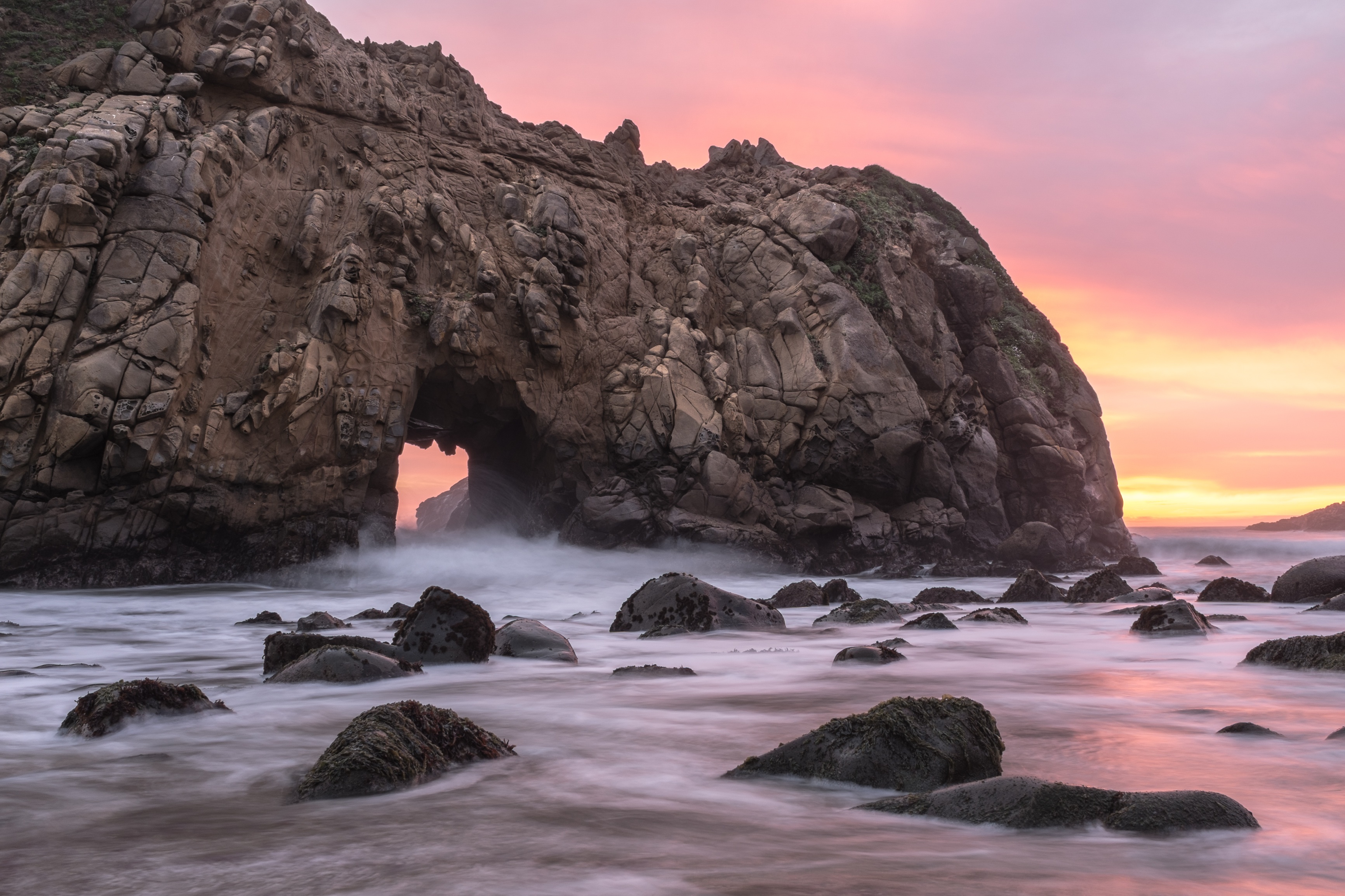 免费照片日落时分海边的一块大石头