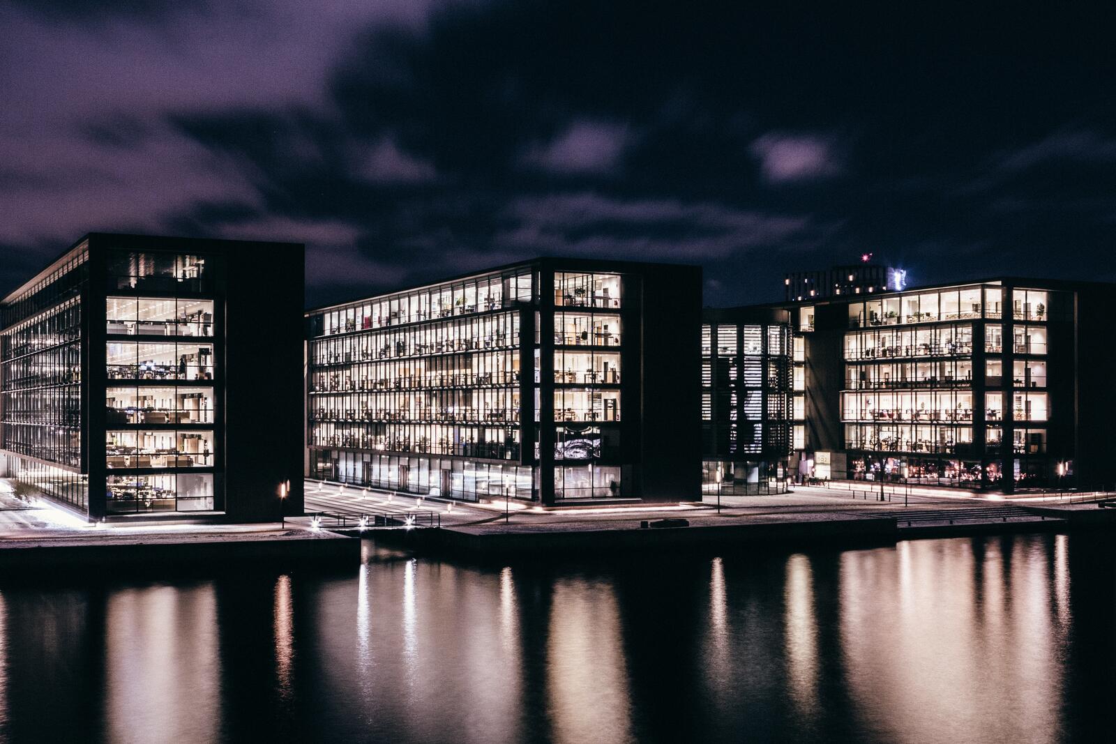 Бесплатное фото Архитектура ночного города возле реки