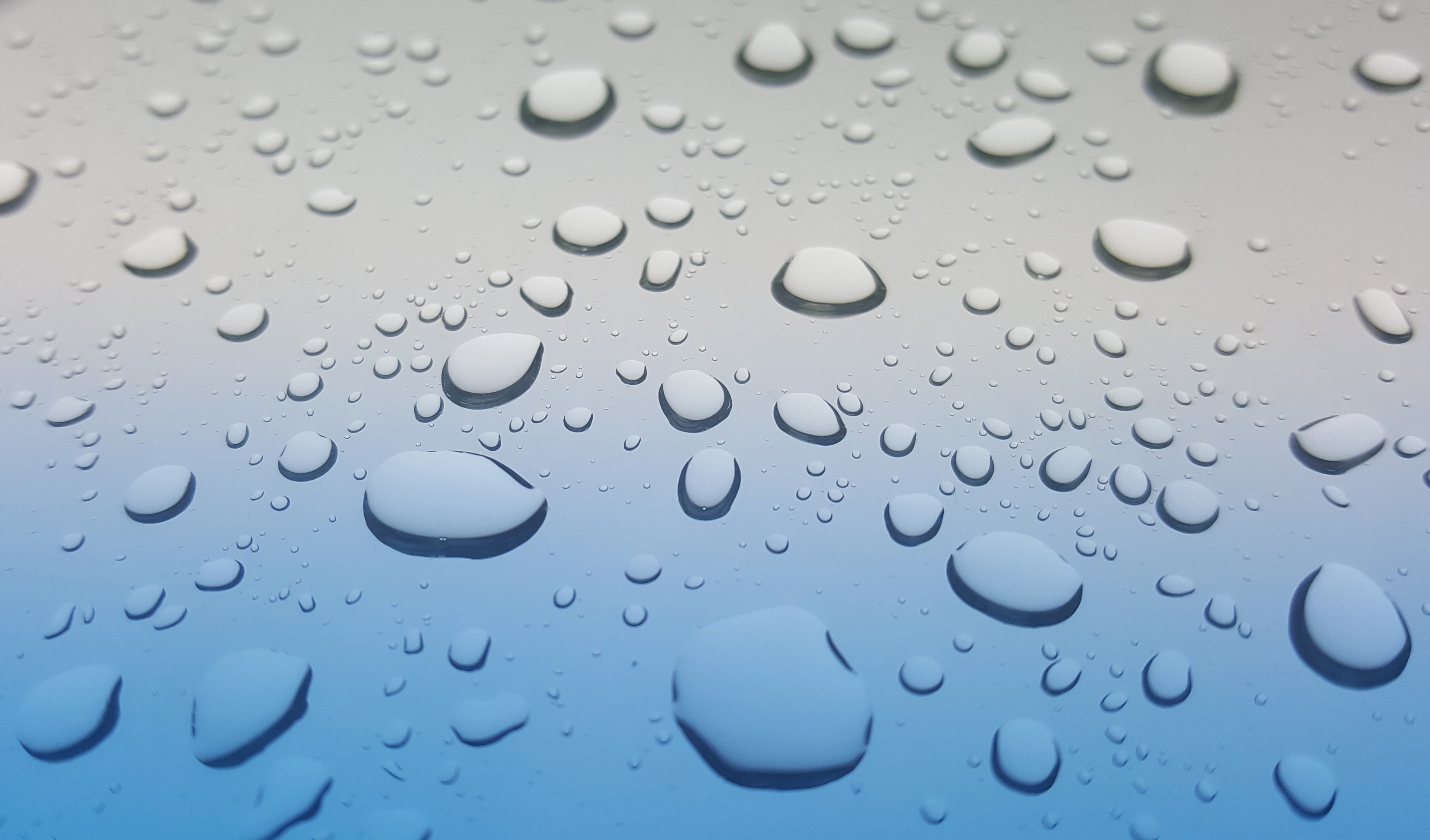 Бесплатное фото Капли на стекле после дождя