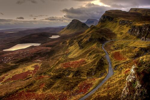 Осенние горы в Шотландии с дорогой