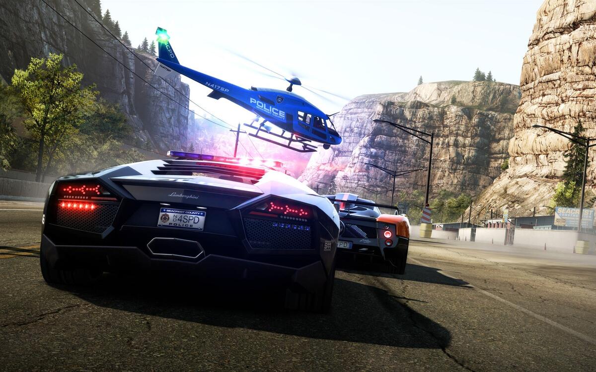 Wallpaper with the chase from the game need for speed hot pursuit