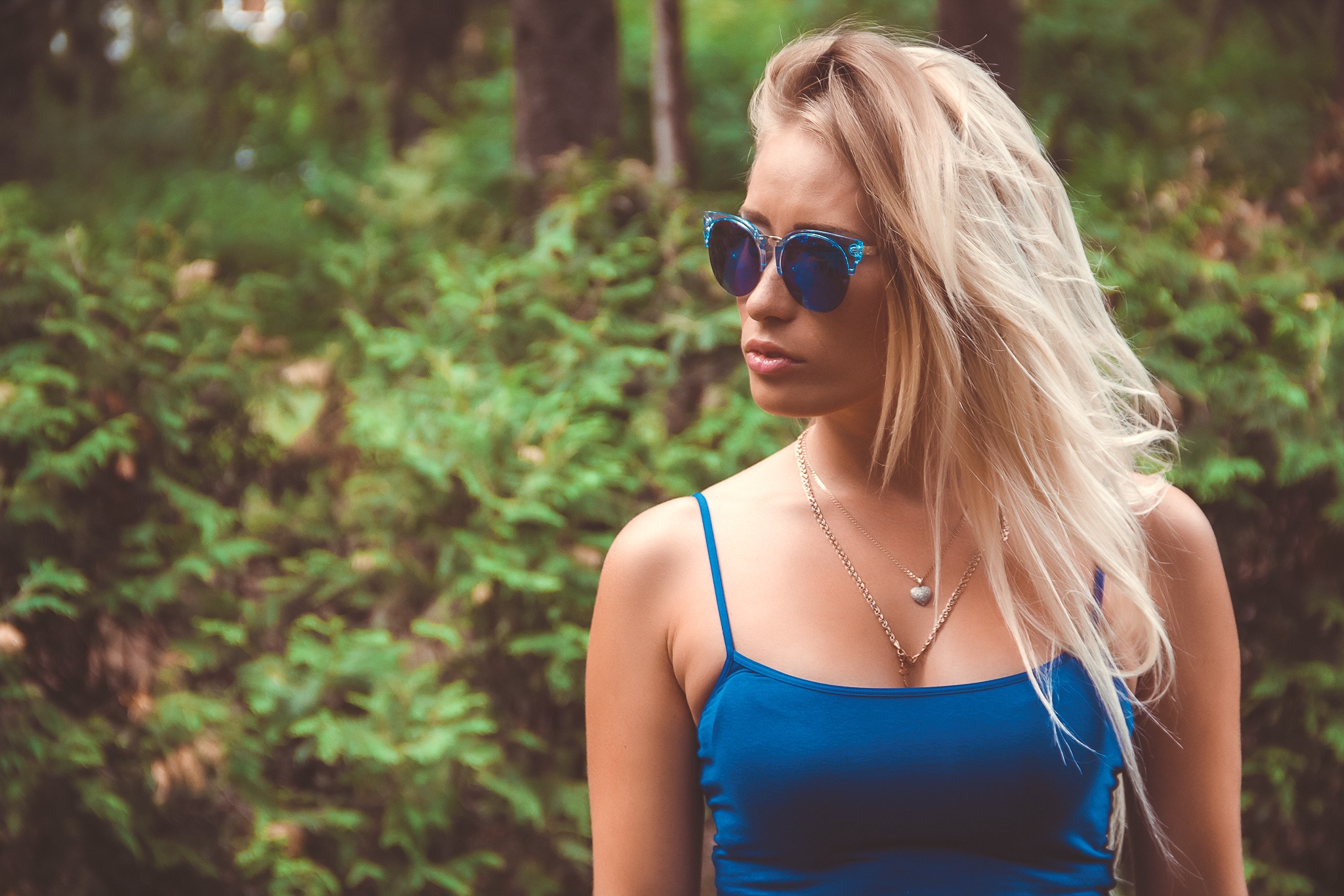 Бесплатное фото Блондинка в солнцезащитных очках