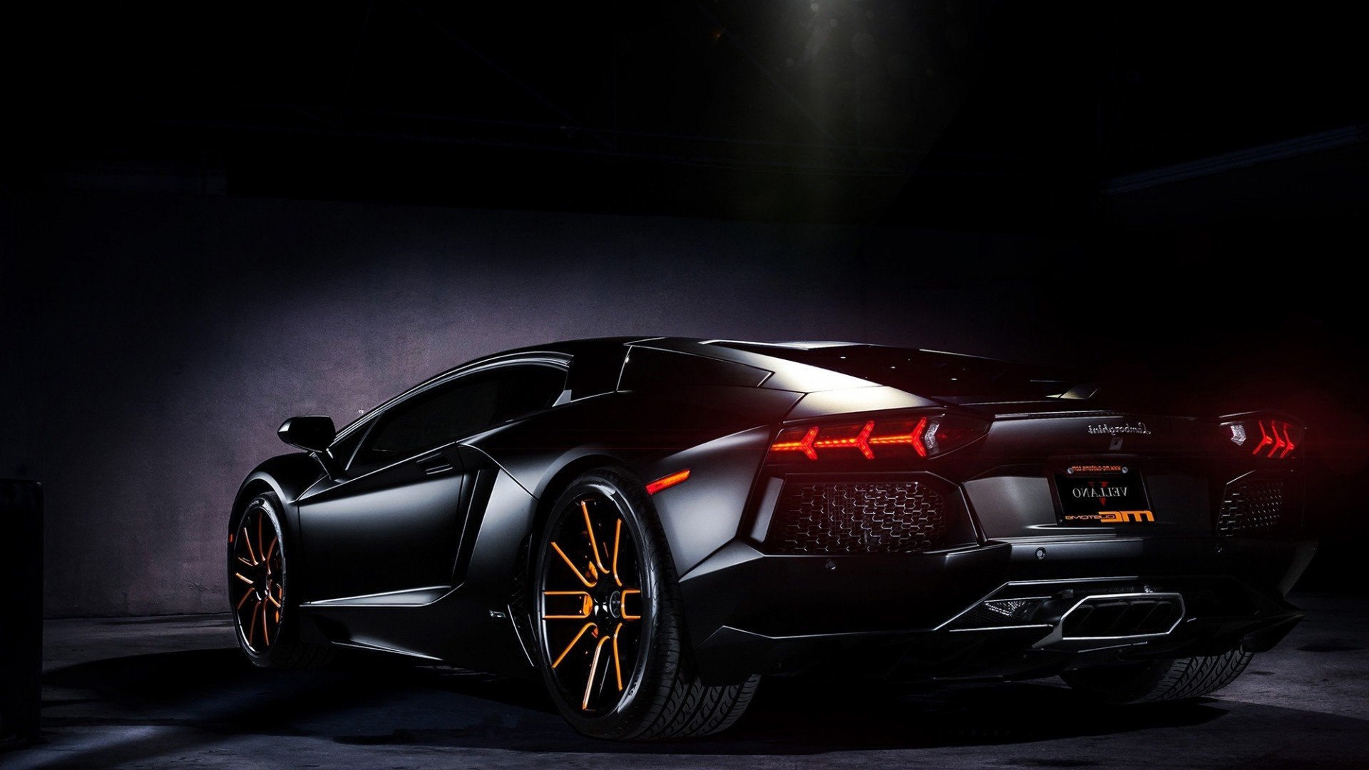 Free photo Black Lamborghini with gold rims