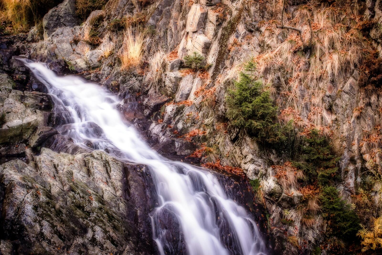Бесплатное фото Водопад среди скал