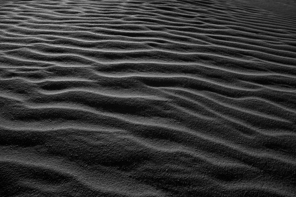 Морское песчаное дно на монохромном фото