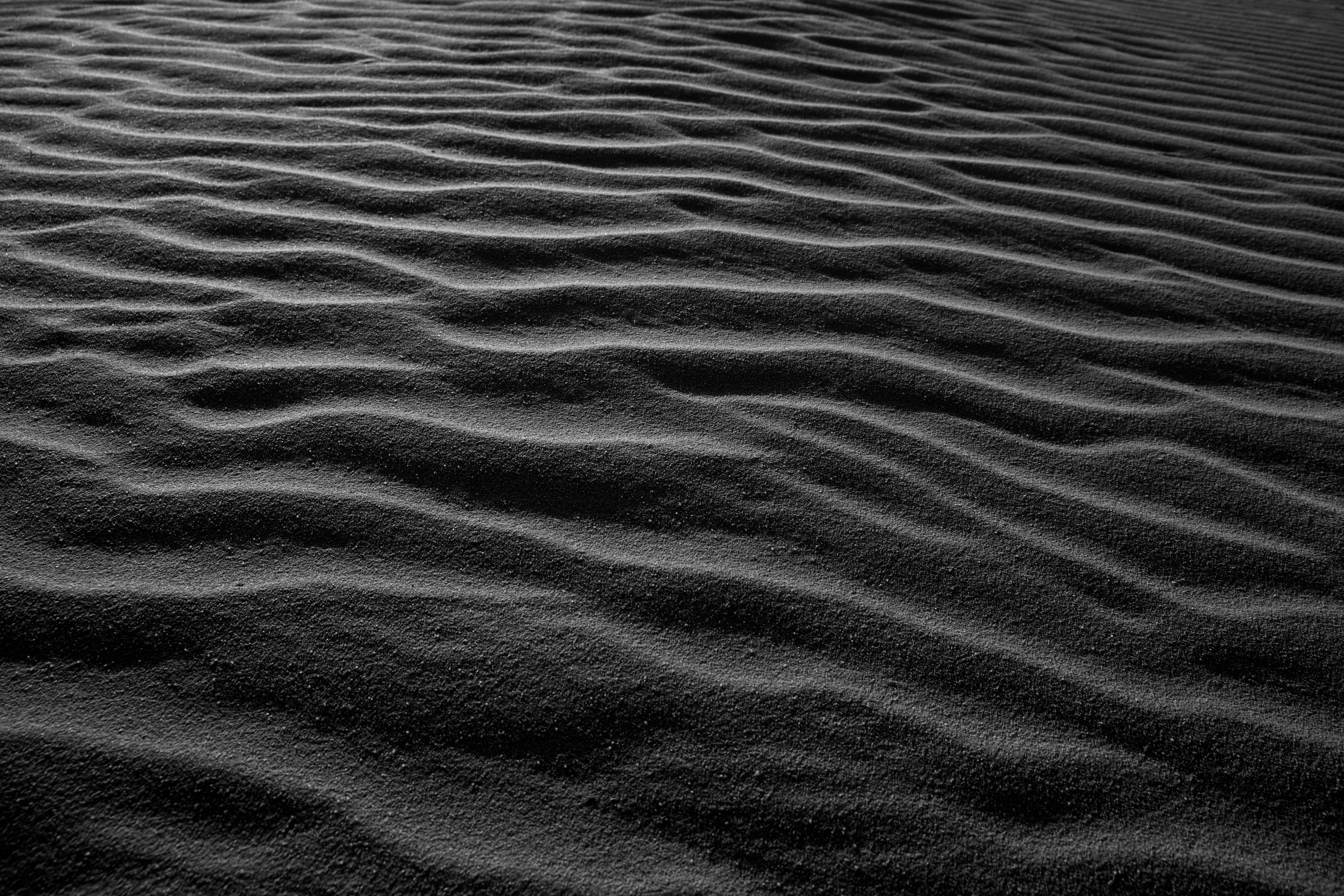Бесплатное фото Морское песчаное дно на монохромном фото
