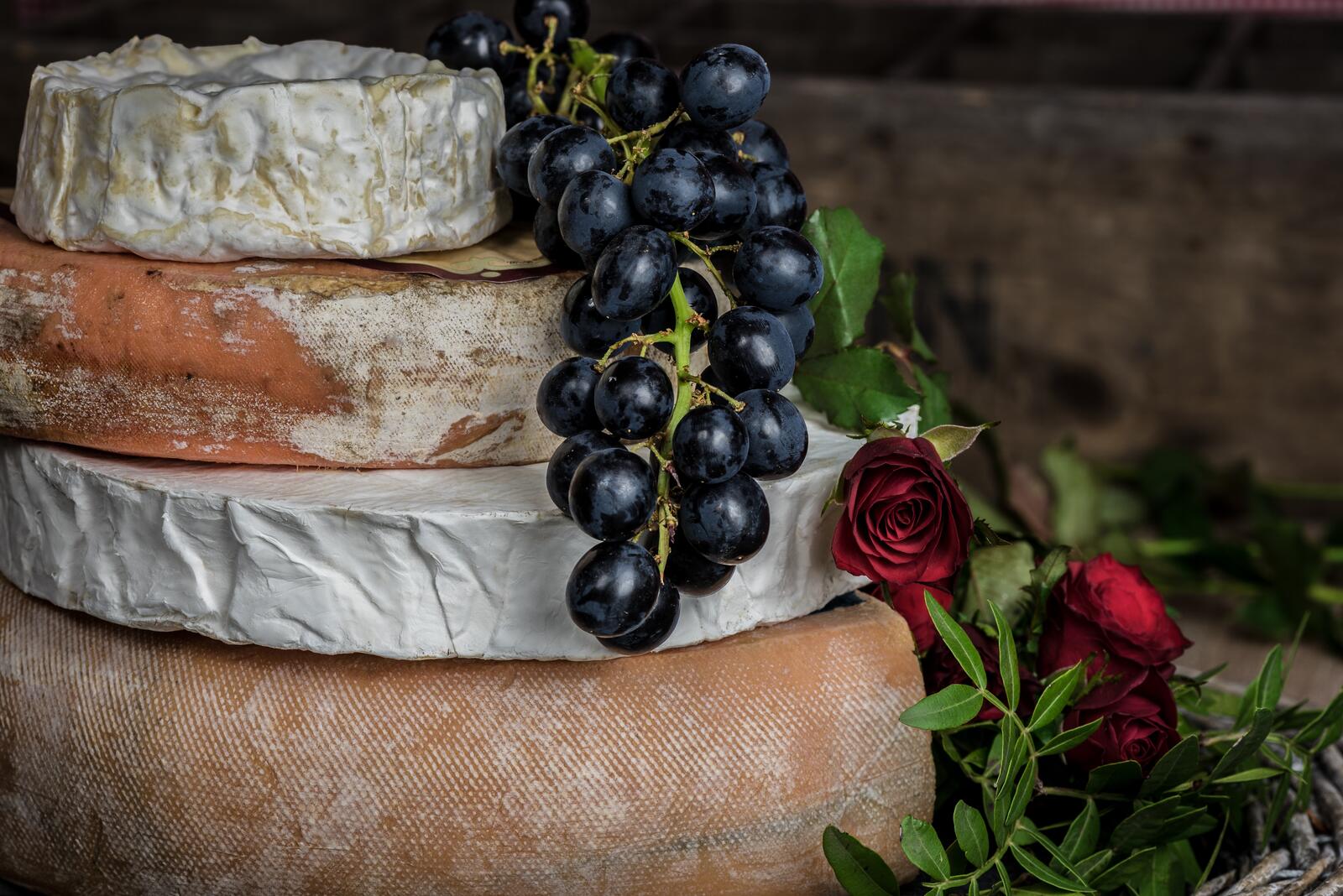 Бесплатное фото Большие головки сыра с виноградом