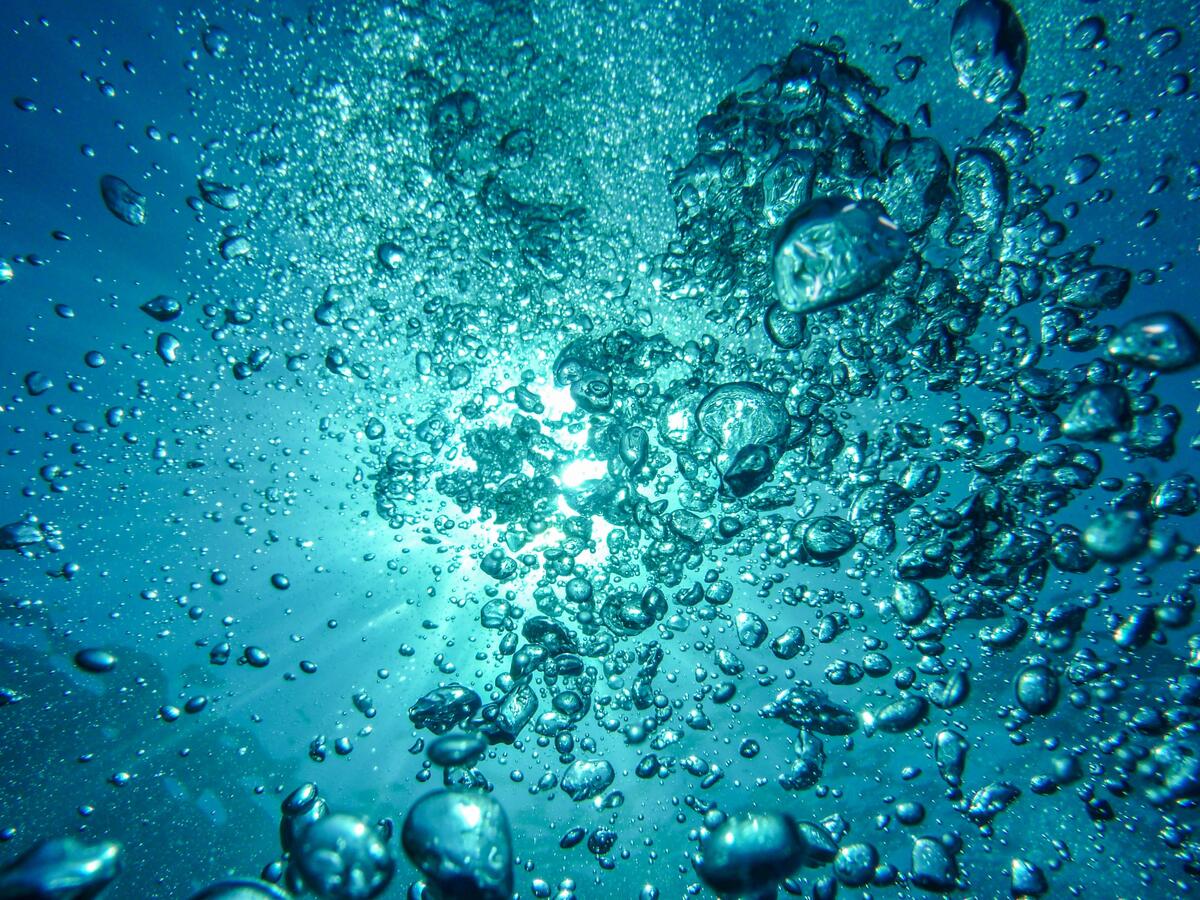 Воздушные пузырики стремящиеся со дна на поверхность моря