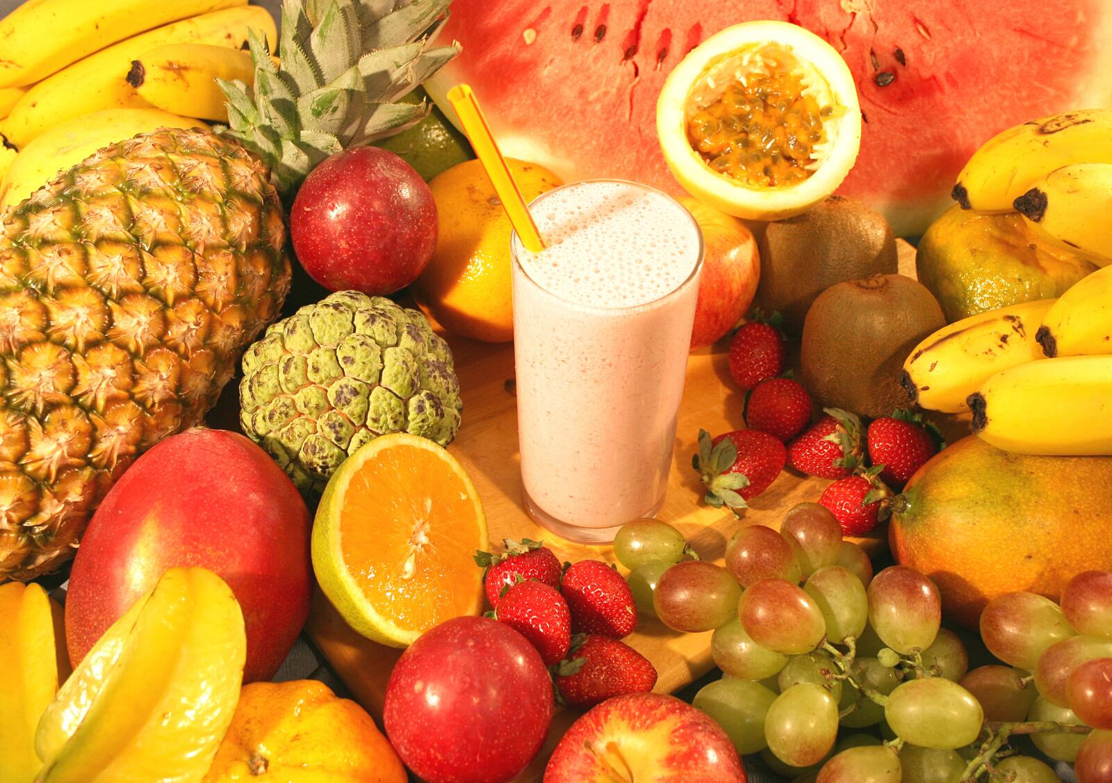 Здоровая пища с фруктами и ягодами богатая витаминами