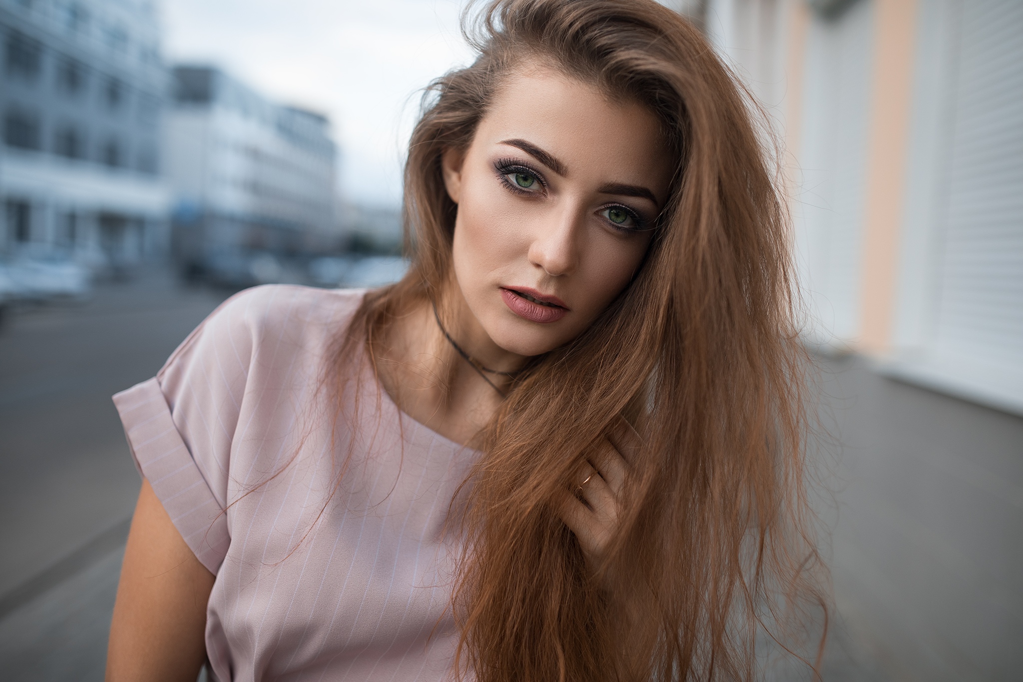 Free photo Portrait of a long-haired, brown-haired woman