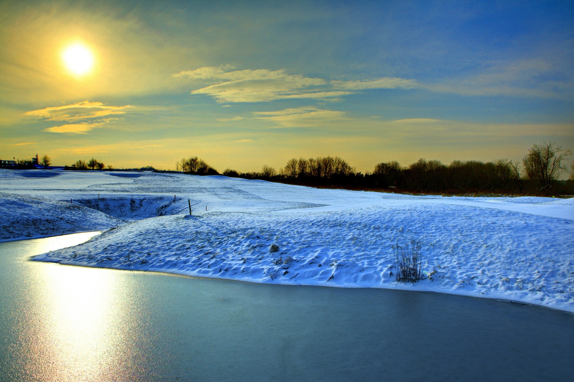 Морозное утро со снежными берегами у озера
