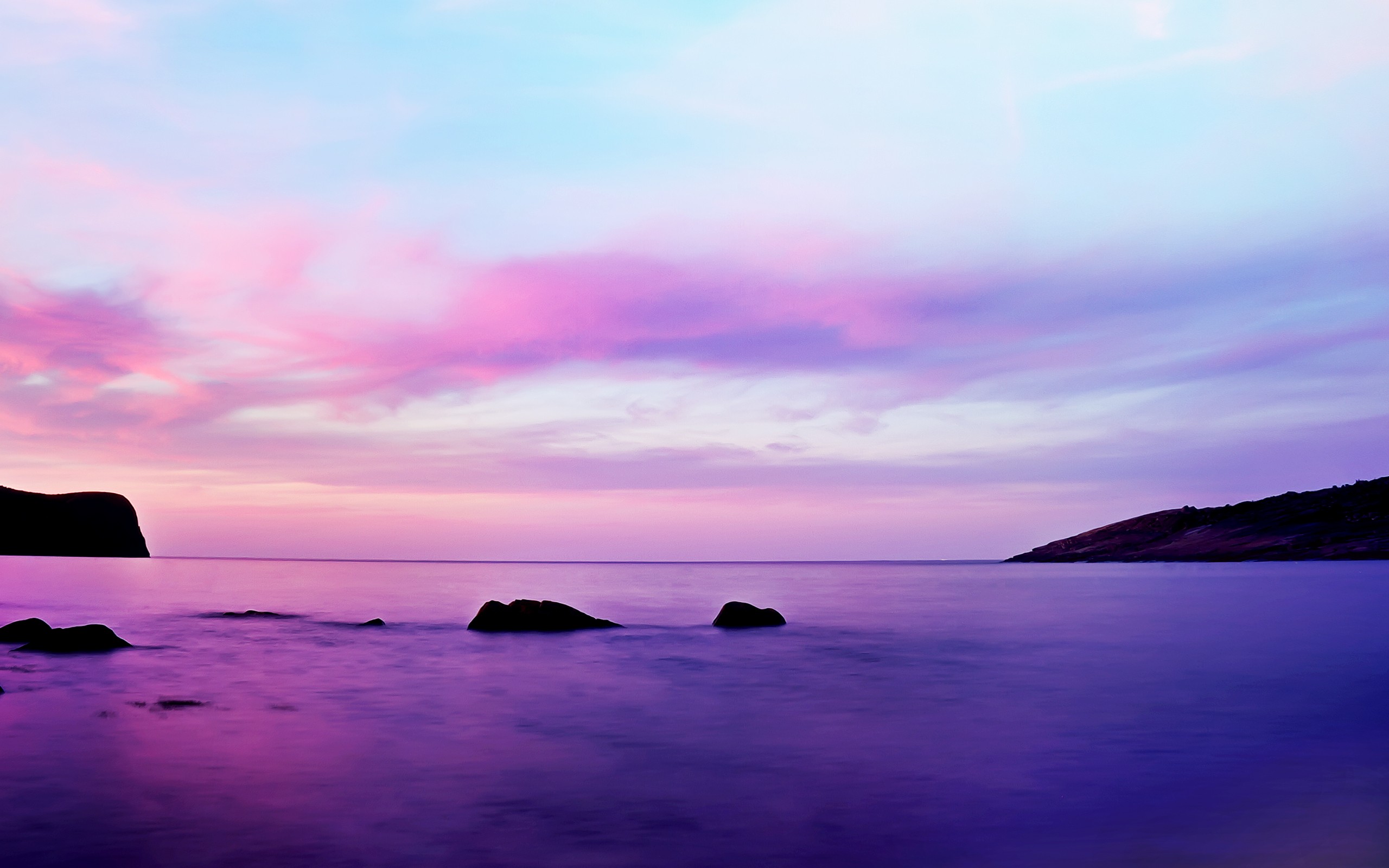 海面上柔和的紫色晚霞