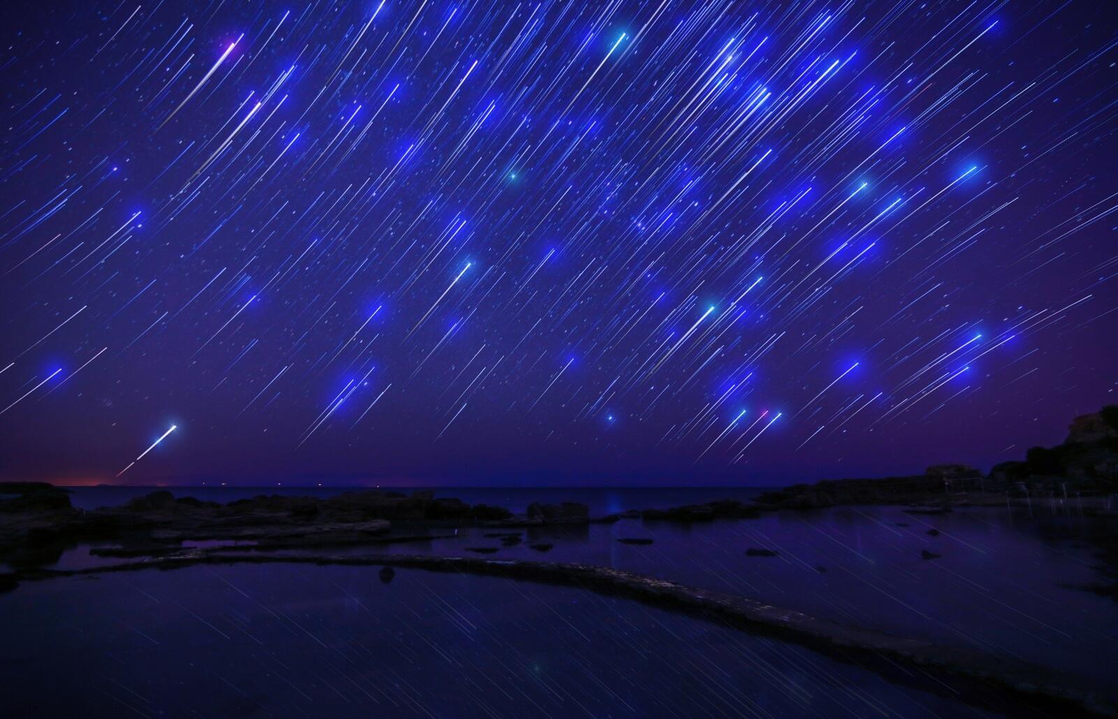 Free photo Purple meteor shower