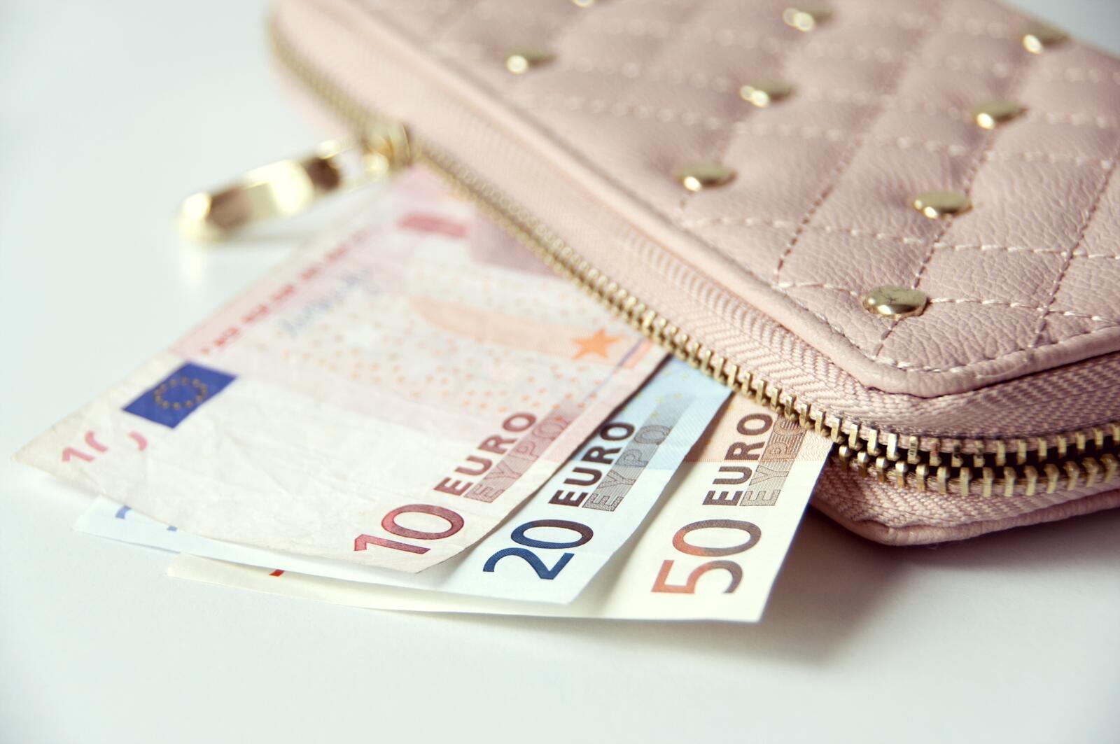 免费照片80欧元装在一个粉红色的钱包里