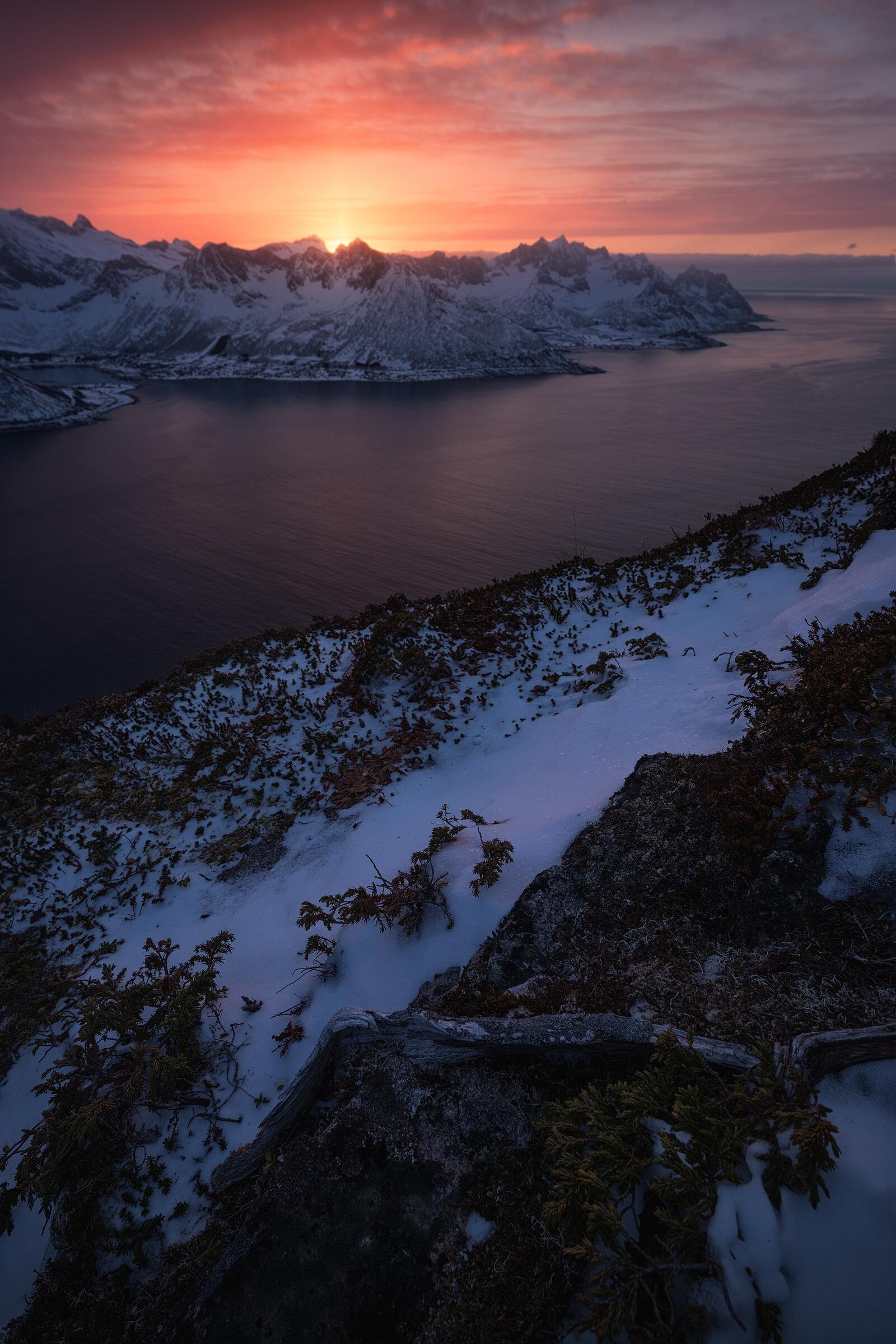 Бесплатное фото Зимний закат солнца в горах возле реки